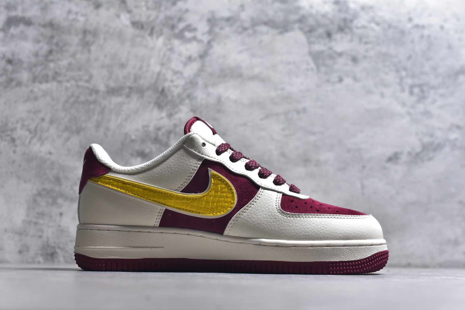 图片[3]-#2026马年限定AF1颜值封神！酒红配米白的国风配色，鞋身祥云纹+鎏金Swoosh超有质感，马年专属金属挂饰点缀细节，年味与潮范兼备。经典空军鞋型搭配气垫中底，脚感舒适又百搭，新年穿它，轻松拿捏国风潮流氛围感！ 货号：HT5088-611 尺码：36 36.5 37.5 38 38.5 39 40 40.5 41 42 42.5 43 44 44.5 45-选品中心