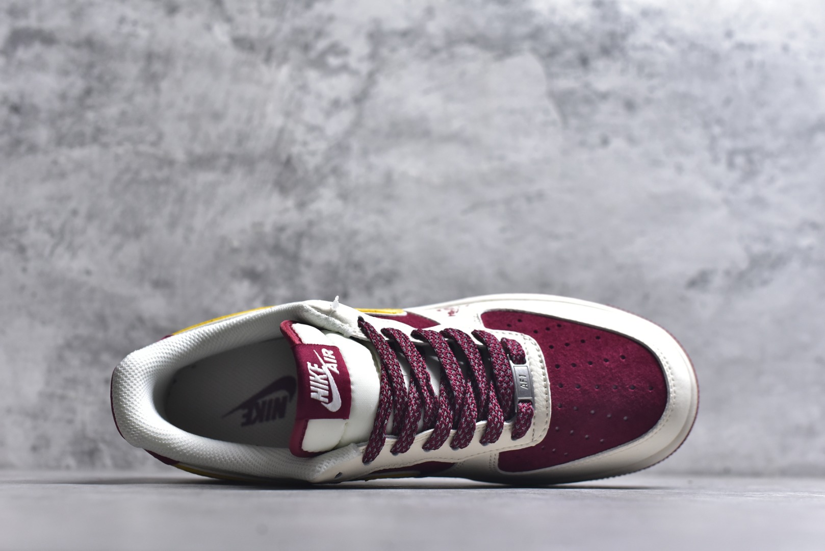 图片[4]-#2026马年限定AF1颜值封神！酒红配米白的国风配色，鞋身祥云纹+鎏金Swoosh超有质感，马年专属金属挂饰点缀细节，年味与潮范兼备。经典空军鞋型搭配气垫中底，脚感舒适又百搭，新年穿它，轻松拿捏国风潮流氛围感！ 货号：HT5088-611 尺码：36 36.5 37.5 38 38.5 39 40 40.5 41 42 42.5 43 44 44.5 45-选品中心