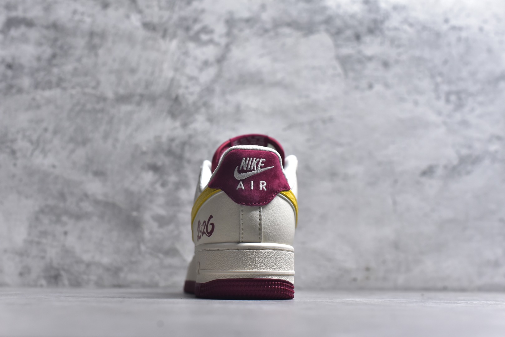 图片[5]-#2026马年限定AF1颜值封神！酒红配米白的国风配色，鞋身祥云纹+鎏金Swoosh超有质感，马年专属金属挂饰点缀细节，年味与潮范兼备。经典空军鞋型搭配气垫中底，脚感舒适又百搭，新年穿它，轻松拿捏国风潮流氛围感！ 货号：HT5088-611 尺码：36 36.5 37.5 38 38.5 39 40 40.5 41 42 42.5 43 44 44.5 45-选品中心