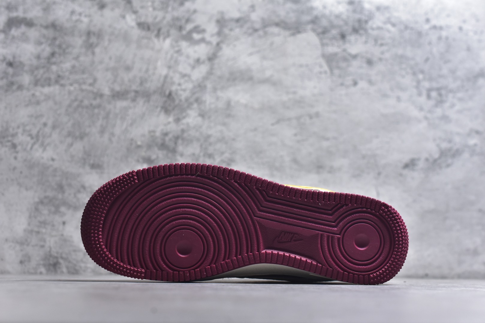 图片[6]-#2026马年限定AF1颜值封神！酒红配米白的国风配色，鞋身祥云纹+鎏金Swoosh超有质感，马年专属金属挂饰点缀细节，年味与潮范兼备。经典空军鞋型搭配气垫中底，脚感舒适又百搭，新年穿它，轻松拿捏国风潮流氛围感！ 货号：HT5088-611 尺码：36 36.5 37.5 38 38.5 39 40 40.5 41 42 42.5 43 44 44.5 45-选品中心