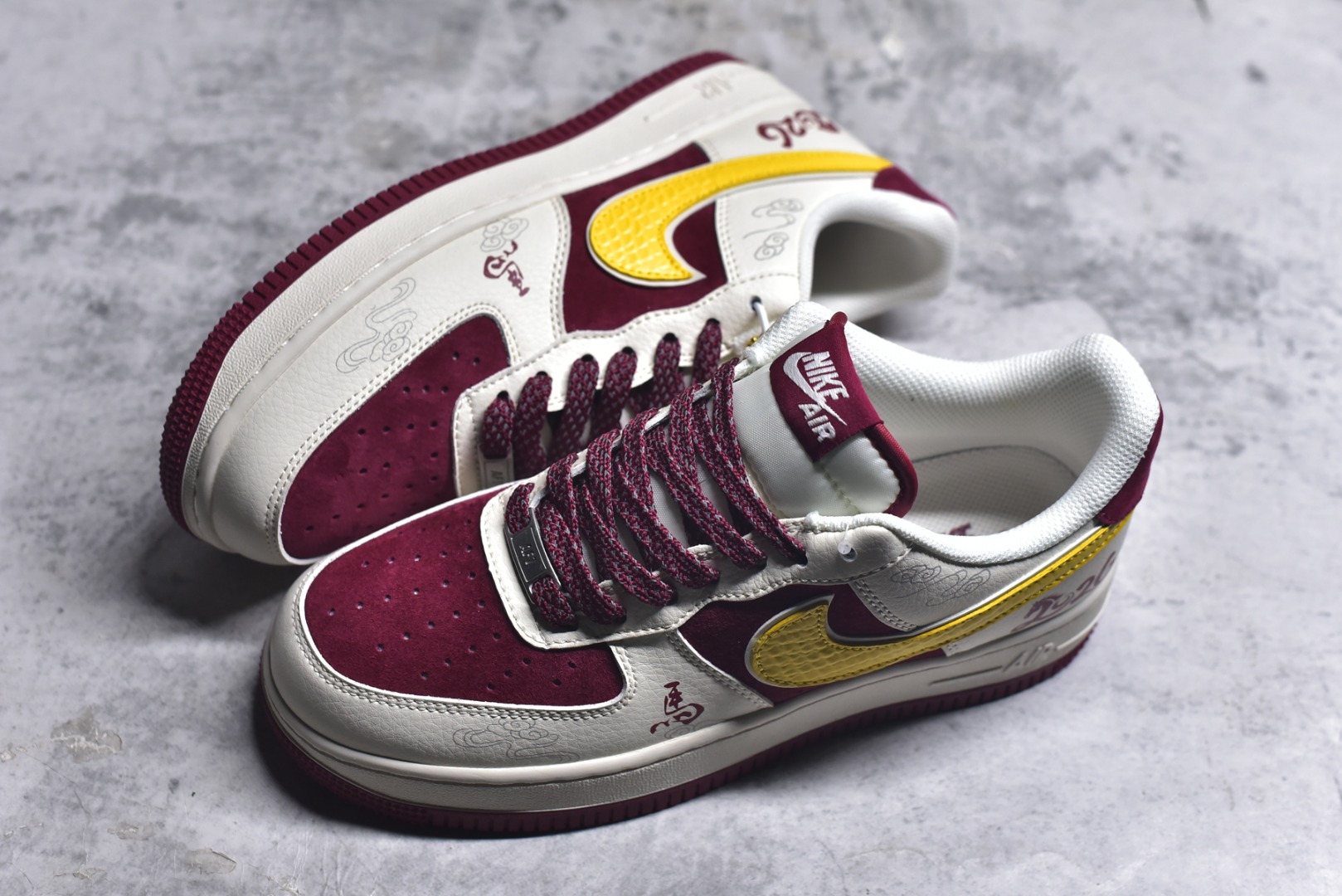 图片[7]-#2026马年限定AF1颜值封神！酒红配米白的国风配色，鞋身祥云纹+鎏金Swoosh超有质感，马年专属金属挂饰点缀细节，年味与潮范兼备。经典空军鞋型搭配气垫中底，脚感舒适又百搭，新年穿它，轻松拿捏国风潮流氛围感！ 货号：HT5088-611 尺码：36 36.5 37.5 38 38.5 39 40 40.5 41 42 42.5 43 44 44.5 45-选品中心