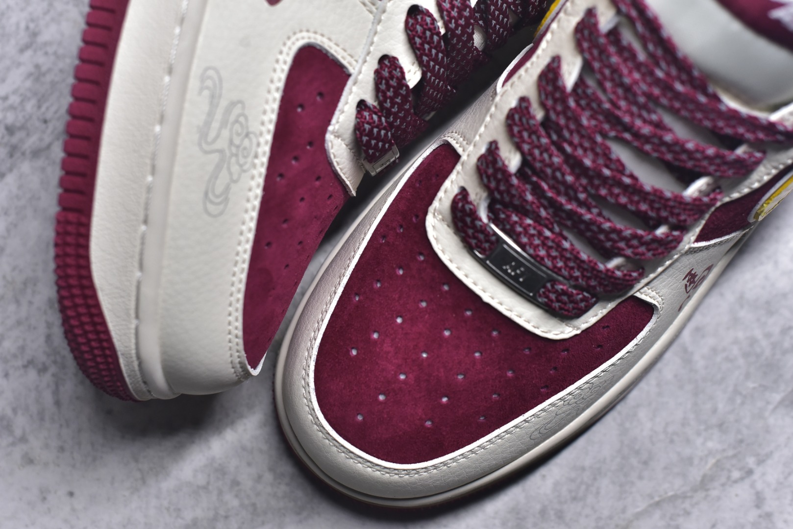 图片[8]-#2026马年限定AF1颜值封神！酒红配米白的国风配色，鞋身祥云纹+鎏金Swoosh超有质感，马年专属金属挂饰点缀细节，年味与潮范兼备。经典空军鞋型搭配气垫中底，脚感舒适又百搭，新年穿它，轻松拿捏国风潮流氛围感！ 货号：HT5088-611 尺码：36 36.5 37.5 38 38.5 39 40 40.5 41 42 42.5 43 44 44.5 45-选品中心