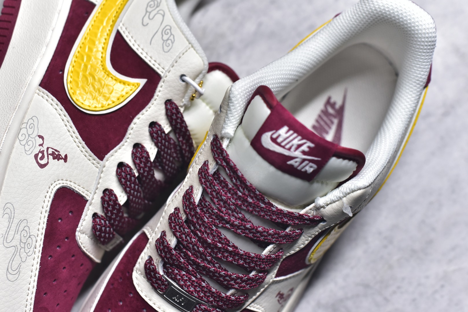 图片[9]-#2026马年限定AF1颜值封神！酒红配米白的国风配色，鞋身祥云纹+鎏金Swoosh超有质感，马年专属金属挂饰点缀细节，年味与潮范兼备。经典空军鞋型搭配气垫中底，脚感舒适又百搭，新年穿它，轻松拿捏国风潮流氛围感！ 货号：HT5088-611 尺码：36 36.5 37.5 38 38.5 39 40 40.5 41 42 42.5 43 44 44.5 45-选品中心