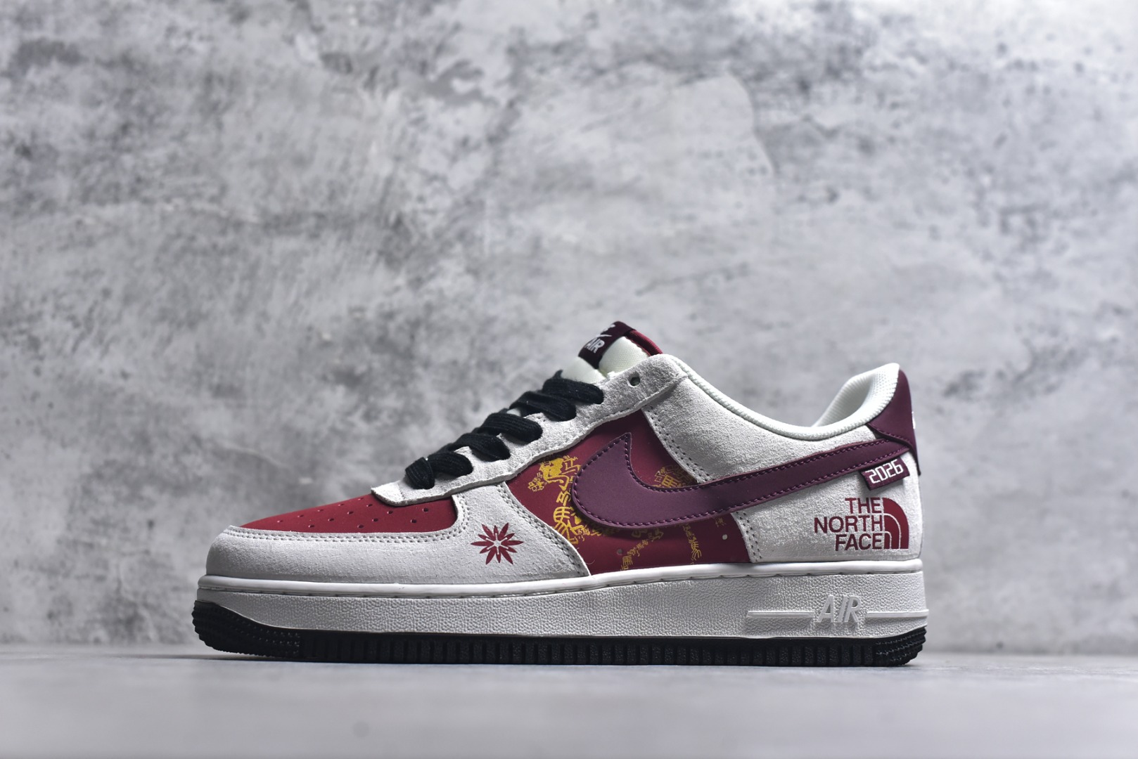 #TNF联名+2026马年主题的AF1谁能拒绝？红白撞色拼接麂皮，鞋侧The North Face标识搭配马年金属挂饰，细节拉满年味。经典空军一号鞋型自带复古气场，全掌Air气垫兼顾颜值与脚感，新年穿它出街，回头率直接拉满，潮人必备款！ 货号：JP2026-138 尺码：36 36.5 37.5 38 38.5 39 40 40.5 41 42 42.5 43 44 44.5 45-选品中心