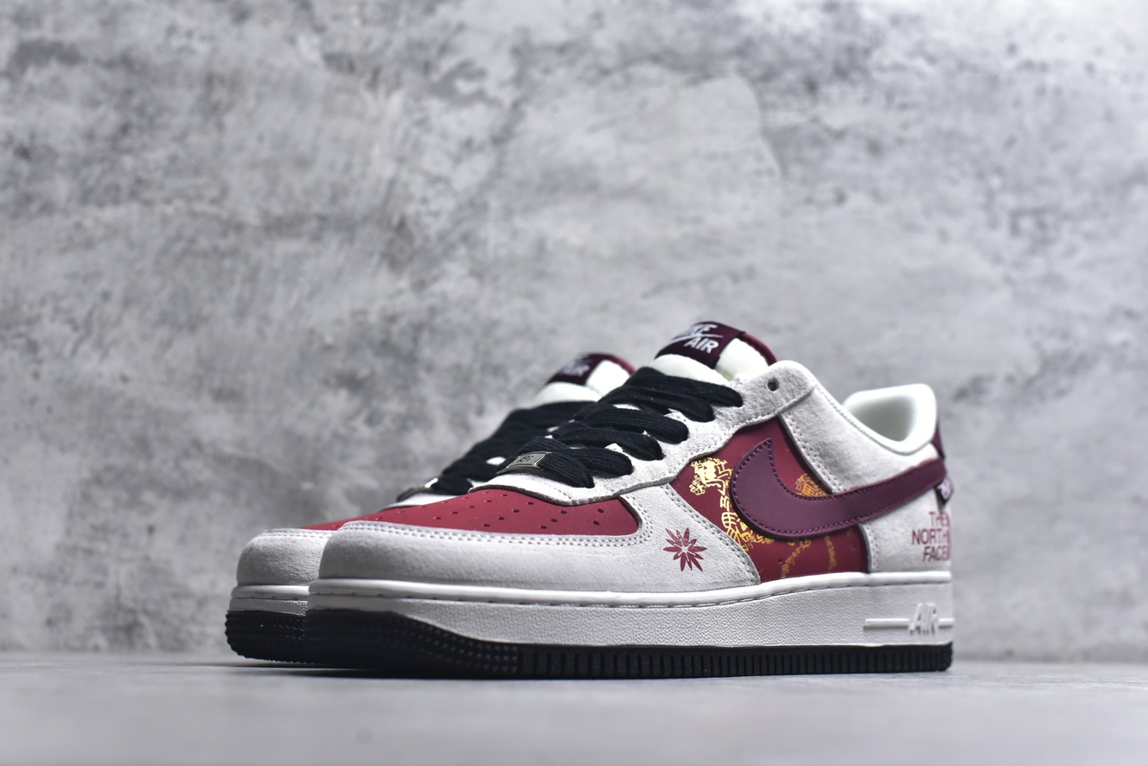 图片[2]-#TNF联名+2026马年主题的AF1谁能拒绝？红白撞色拼接麂皮，鞋侧The North Face标识搭配马年金属挂饰，细节拉满年味。经典空军一号鞋型自带复古气场，全掌Air气垫兼顾颜值与脚感，新年穿它出街，回头率直接拉满，潮人必备款！ 货号：JP2026-138 尺码：36 36.5 37.5 38 38.5 39 40 40.5 41 42 42.5 43 44 44.5 45-选品中心