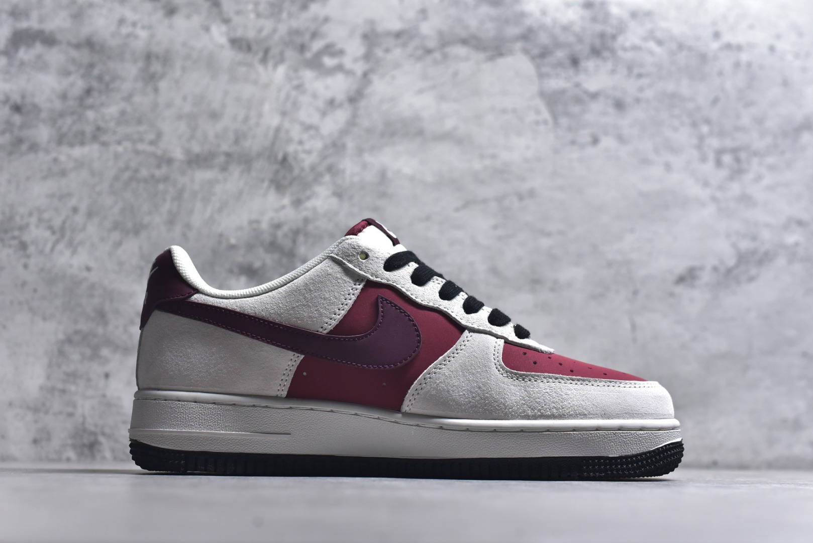 图片[3]-#TNF联名+2026马年主题的AF1谁能拒绝？红白撞色拼接麂皮，鞋侧The North Face标识搭配马年金属挂饰，细节拉满年味。经典空军一号鞋型自带复古气场，全掌Air气垫兼顾颜值与脚感，新年穿它出街，回头率直接拉满，潮人必备款！ 货号：JP2026-138 尺码：36 36.5 37.5 38 38.5 39 40 40.5 41 42 42.5 43 44 44.5 45-选品中心