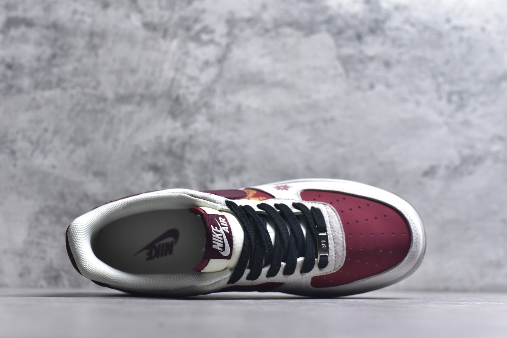 图片[4]-#TNF联名+2026马年主题的AF1谁能拒绝？红白撞色拼接麂皮，鞋侧The North Face标识搭配马年金属挂饰，细节拉满年味。经典空军一号鞋型自带复古气场，全掌Air气垫兼顾颜值与脚感，新年穿它出街，回头率直接拉满，潮人必备款！ 货号：JP2026-138 尺码：36 36.5 37.5 38 38.5 39 40 40.5 41 42 42.5 43 44 44.5 45-选品中心