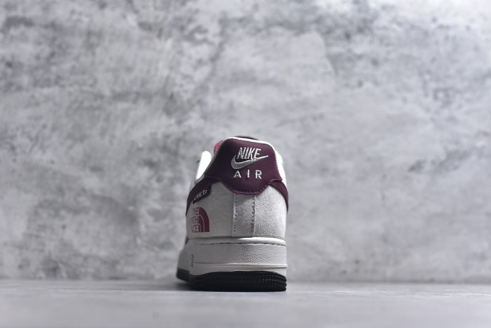 图片[5]-#TNF联名+2026马年主题的AF1谁能拒绝？红白撞色拼接麂皮，鞋侧The North Face标识搭配马年金属挂饰，细节拉满年味。经典空军一号鞋型自带复古气场，全掌Air气垫兼顾颜值与脚感，新年穿它出街，回头率直接拉满，潮人必备款！ 货号：JP2026-138 尺码：36 36.5 37.5 38 38.5 39 40 40.5 41 42 42.5 43 44 44.5 45-选品中心