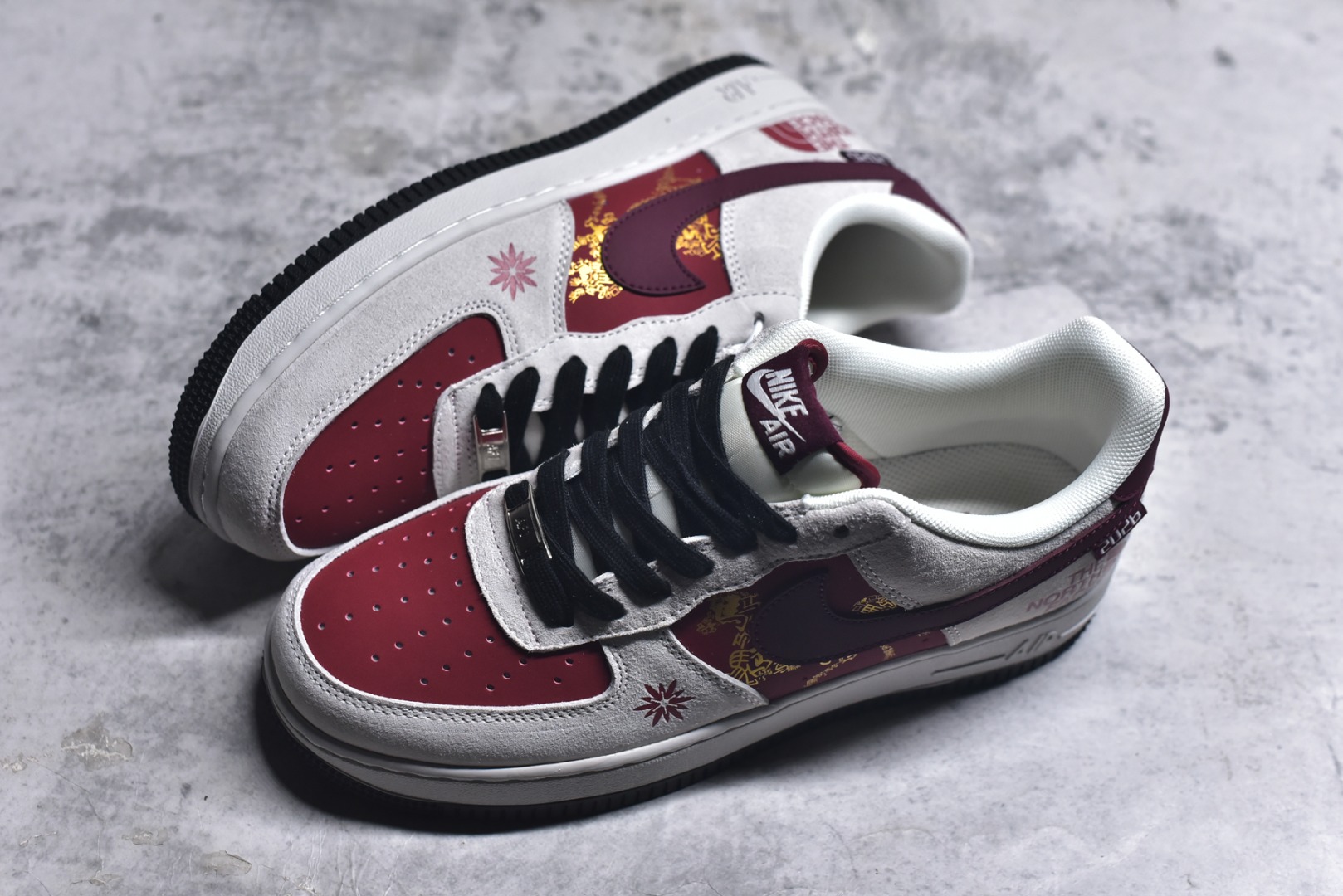 图片[7]-#TNF联名+2026马年主题的AF1谁能拒绝？红白撞色拼接麂皮，鞋侧The North Face标识搭配马年金属挂饰，细节拉满年味。经典空军一号鞋型自带复古气场，全掌Air气垫兼顾颜值与脚感，新年穿它出街，回头率直接拉满，潮人必备款！ 货号：JP2026-138 尺码：36 36.5 37.5 38 38.5 39 40 40.5 41 42 42.5 43 44 44.5 45-选品中心