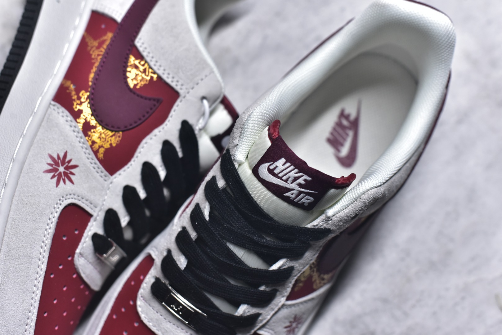 图片[9]-#TNF联名+2026马年主题的AF1谁能拒绝？红白撞色拼接麂皮，鞋侧The North Face标识搭配马年金属挂饰，细节拉满年味。经典空军一号鞋型自带复古气场，全掌Air气垫兼顾颜值与脚感，新年穿它出街，回头率直接拉满，潮人必备款！ 货号：JP2026-138 尺码：36 36.5 37.5 38 38.5 39 40 40.5 41 42 42.5 43 44 44.5 45-选品中心