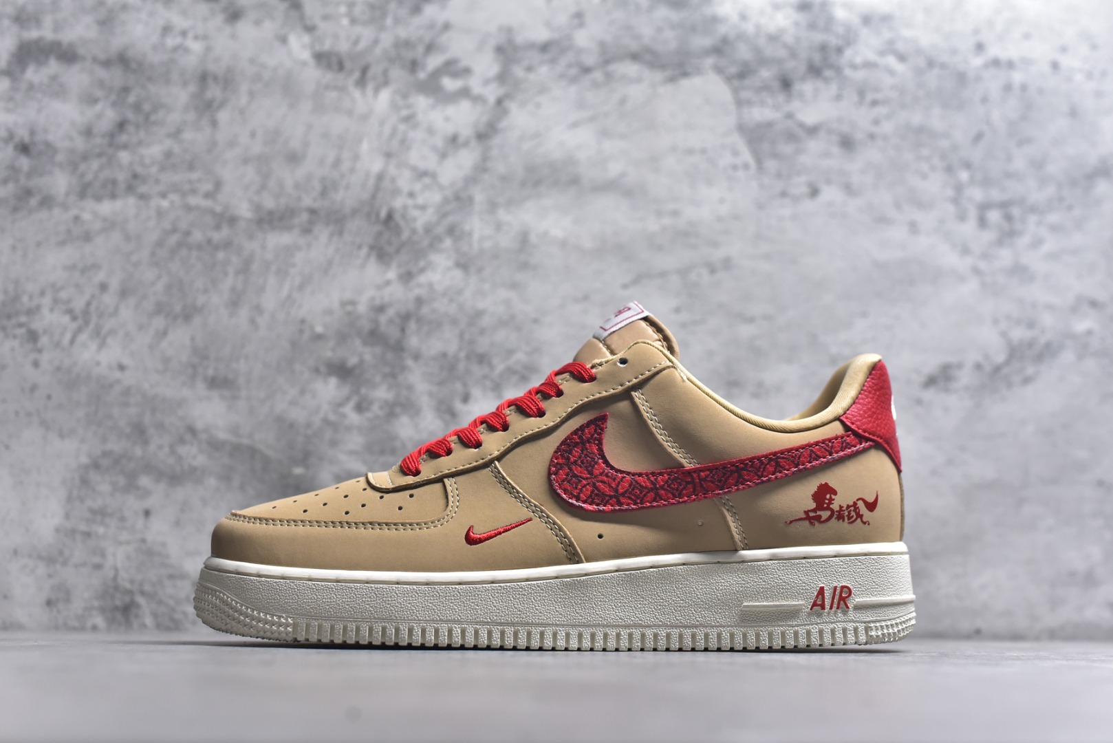 #海外限量发售！公司级NIke Air Force 1 \'07 Low “马年限定--赤砂丹红” 空军一号低帮 运动鞋 休闲鞋 折边针车 工艺难度大 原楦头原纸板 高端定制鞋盒 原厂鞋底 超高清洁度 细节完美 货号：DF0188-130 尺码：36 36.5 37.5 38 38.5 39 40 40.5 41 42 42.5 43 44 44.5 45-选品中心
