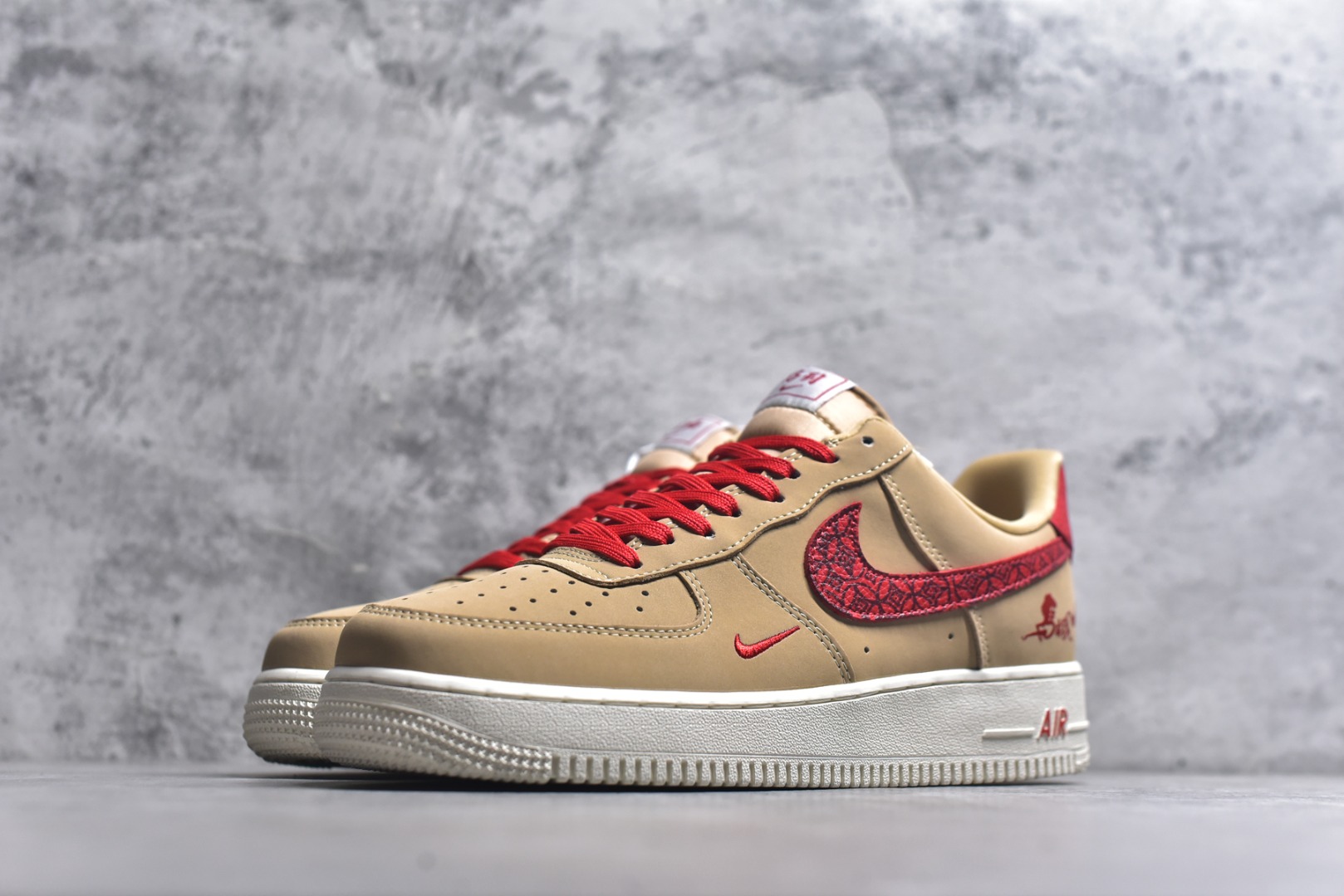 图片[2]-#海外限量发售！公司级NIke Air Force 1 \’07 Low “马年限定–赤砂丹红” 空军一号低帮 运动鞋 休闲鞋 折边针车 工艺难度大 原楦头原纸板 高端定制鞋盒 原厂鞋底 超高清洁度 细节完美 货号：DF0188-130 尺码：36 36.5 37.5 38 38.5 39 40 40.5 41 42 42.5 43 44 44.5 45-选品中心