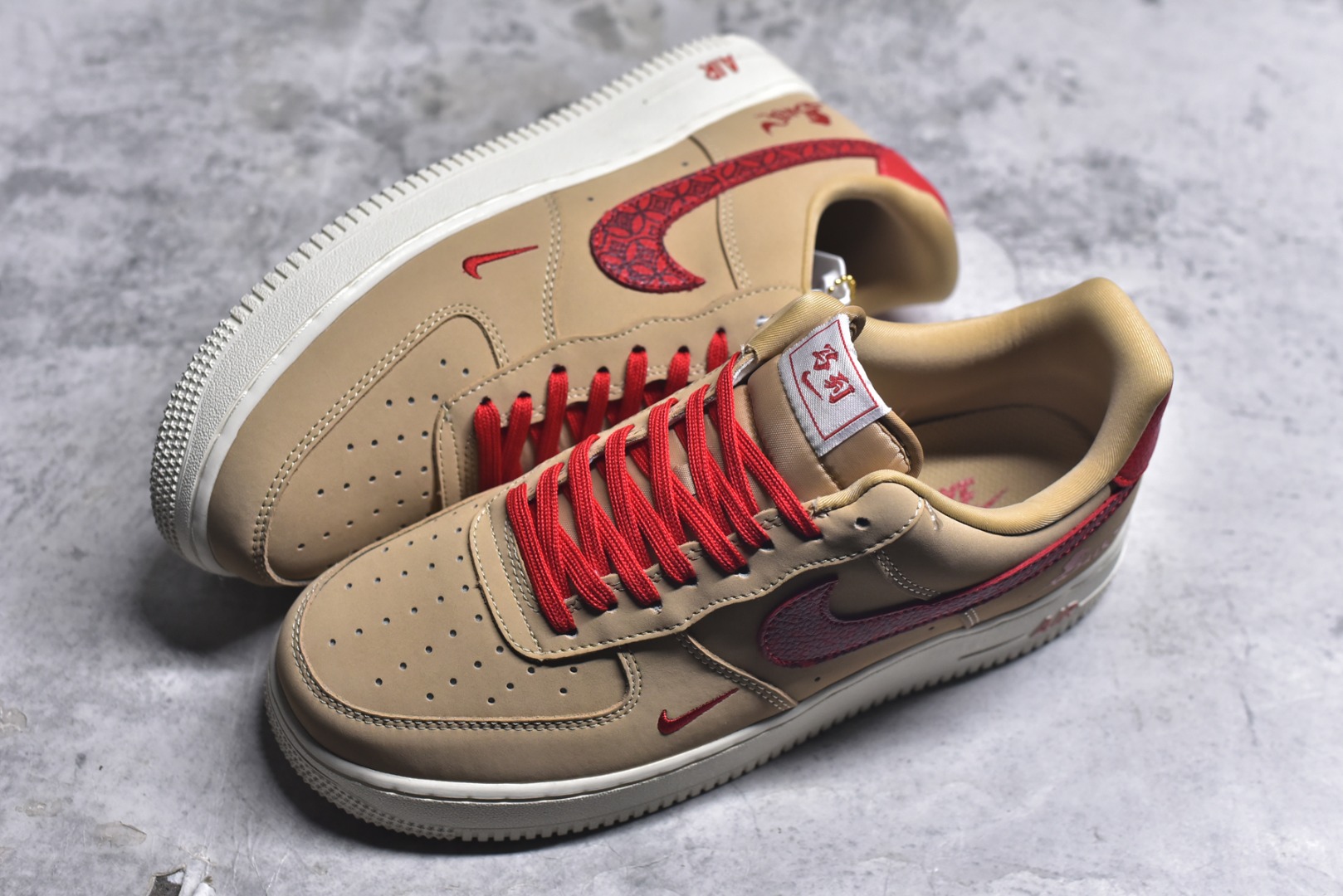 图片[7]-#海外限量发售！公司级NIke Air Force 1 \’07 Low “马年限定–赤砂丹红” 空军一号低帮 运动鞋 休闲鞋 折边针车 工艺难度大 原楦头原纸板 高端定制鞋盒 原厂鞋底 超高清洁度 细节完美 货号：DF0188-130 尺码：36 36.5 37.5 38 38.5 39 40 40.5 41 42 42.5 43 44 44.5 45-选品中心