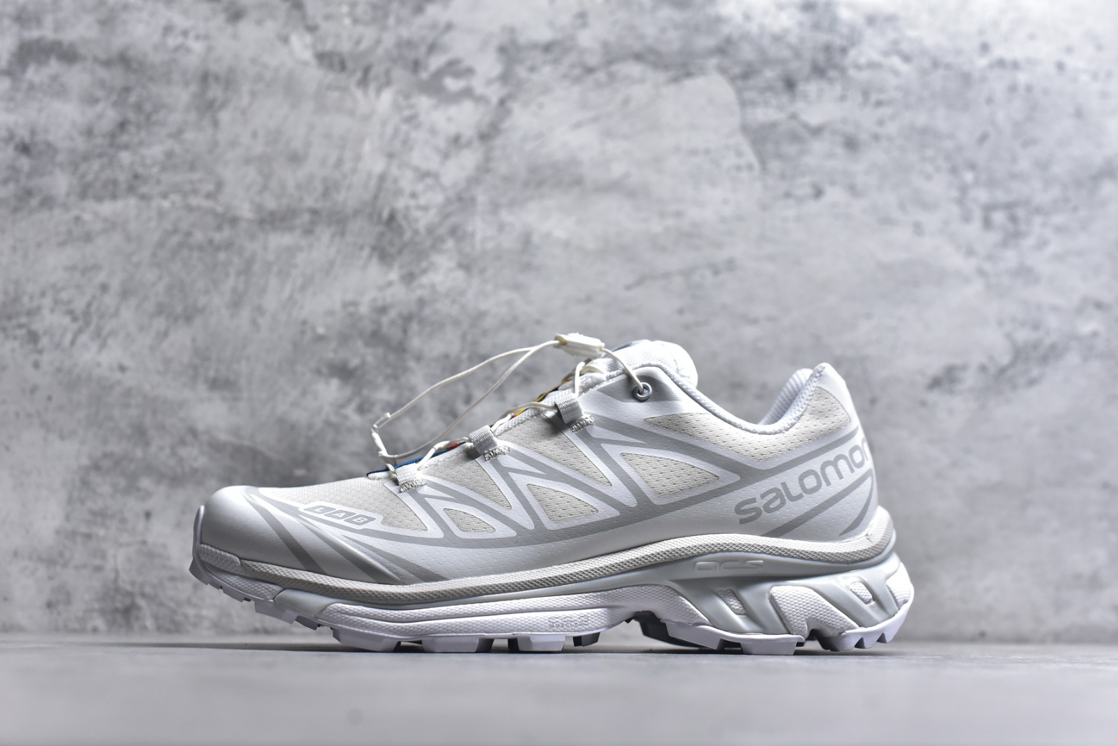 #Salomon XT-6 Expanse 一代 萨洛蒙复古潮流户外机能登山跑鞋 白色 412529 全套原纸板楦头开发 原厂特供网布配套加持 确保原汁原味 完美呈现版型 原档数据独家私模五层组合大底 原装Ortholite轻量化鞋垫 中底布带钢印编号 原厂TPU锁扣 进口港宝加持 后跟自然饱满 还原公司包裹性 鞋面以“锯齿”状的包裹系统呈现 在基色底之下加入了各种色点缀 将公司的最新技术和时尚前卫的造型融入耐用的长跑款式中 鞋面由 TPU 薄膜制成 并焊接在高耐磨网眼上 使其既时尚又坚固 由 ACS底盘支撑 可增强稳定性和支撑力 以及由橡胶凸耳 Contragrip外底覆盖的 EVA 缓冲中底 旨在应对崎岖的地形 鞋舌上的彩色Salomon 标签、Quicklace 系统以及鞋头、鞋舌和鞋跟上的附加品牌使细节更加完美 让穿着者可以轻松驾驭户外与通勤下的任何运动生活场景 无缝鞋身户外随意纵横 颜值与脚感兼备 出街通勤 绝对非常吸睛 你值得拥有 尺码：36 36.5 37.5 38 38.5 39 40 40.5 41 42 42.5 43 44 44.5 45-选品中心