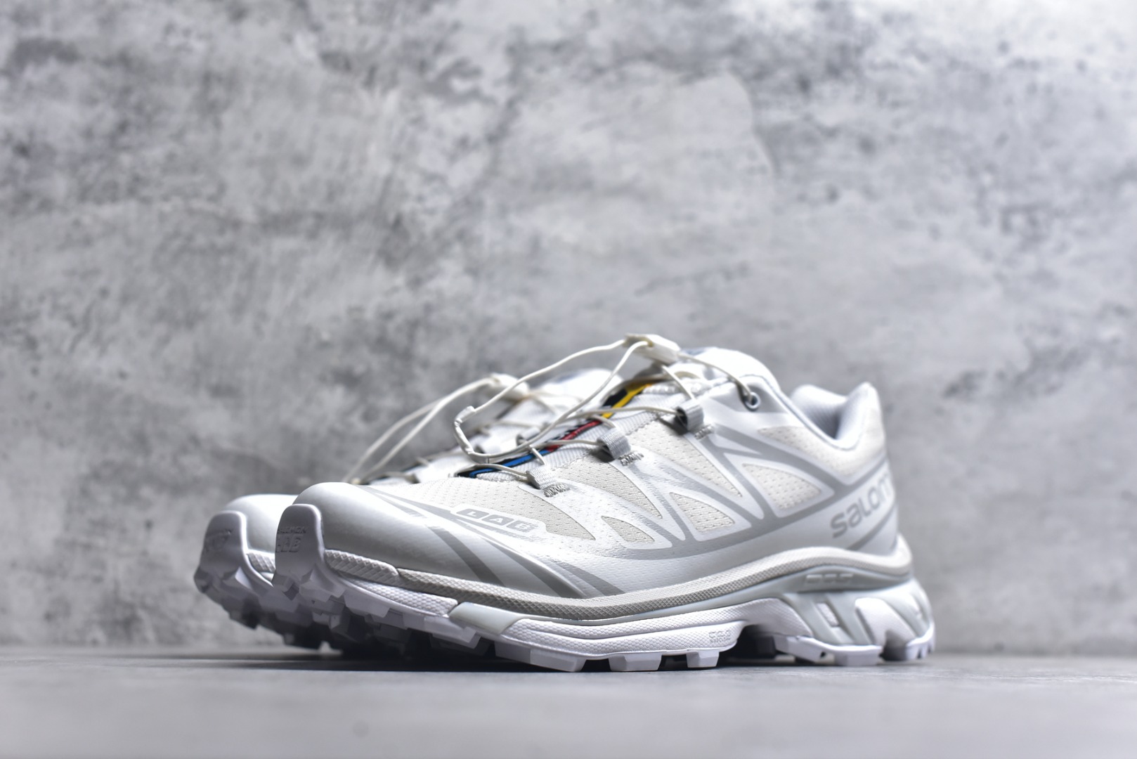 图片[2]-#Salomon XT-6 Expanse 一代 萨洛蒙复古潮流户外机能登山跑鞋 白色 412529 全套原纸板楦头开发 原厂特供网布配套加持 确保原汁原味 完美呈现版型 原档数据独家私模五层组合大底 原装Ortholite轻量化鞋垫 中底布带钢印编号 原厂TPU锁扣 进口港宝加持 后跟自然饱满 还原公司包裹性 鞋面以“锯齿”状的包裹系统呈现 在基色底之下加入了各种色点缀 将公司的最新技术和时尚前卫的造型融入耐用的长跑款式中 鞋面由 TPU 薄膜制成 并焊接在高耐磨网眼上 使其既时尚又坚固 由 ACS底盘支撑 可增强稳定性和支撑力 以及由橡胶凸耳 Contragrip外底覆盖的 EVA 缓冲中底 旨在应对崎岖的地形 鞋舌上的彩色Salomon 标签、Quicklace 系统以及鞋头、鞋舌和鞋跟上的附加品牌使细节更加完美 让穿着者可以轻松驾驭户外与通勤下的任何运动生活场景 无缝鞋身户外随意纵横 颜值与脚感兼备 出街通勤 绝对非常吸睛 你值得拥有 尺码：36 36.5 37.5 38 38.5 39 40 40.5 41 42 42.5 43 44 44.5 45-选品中心