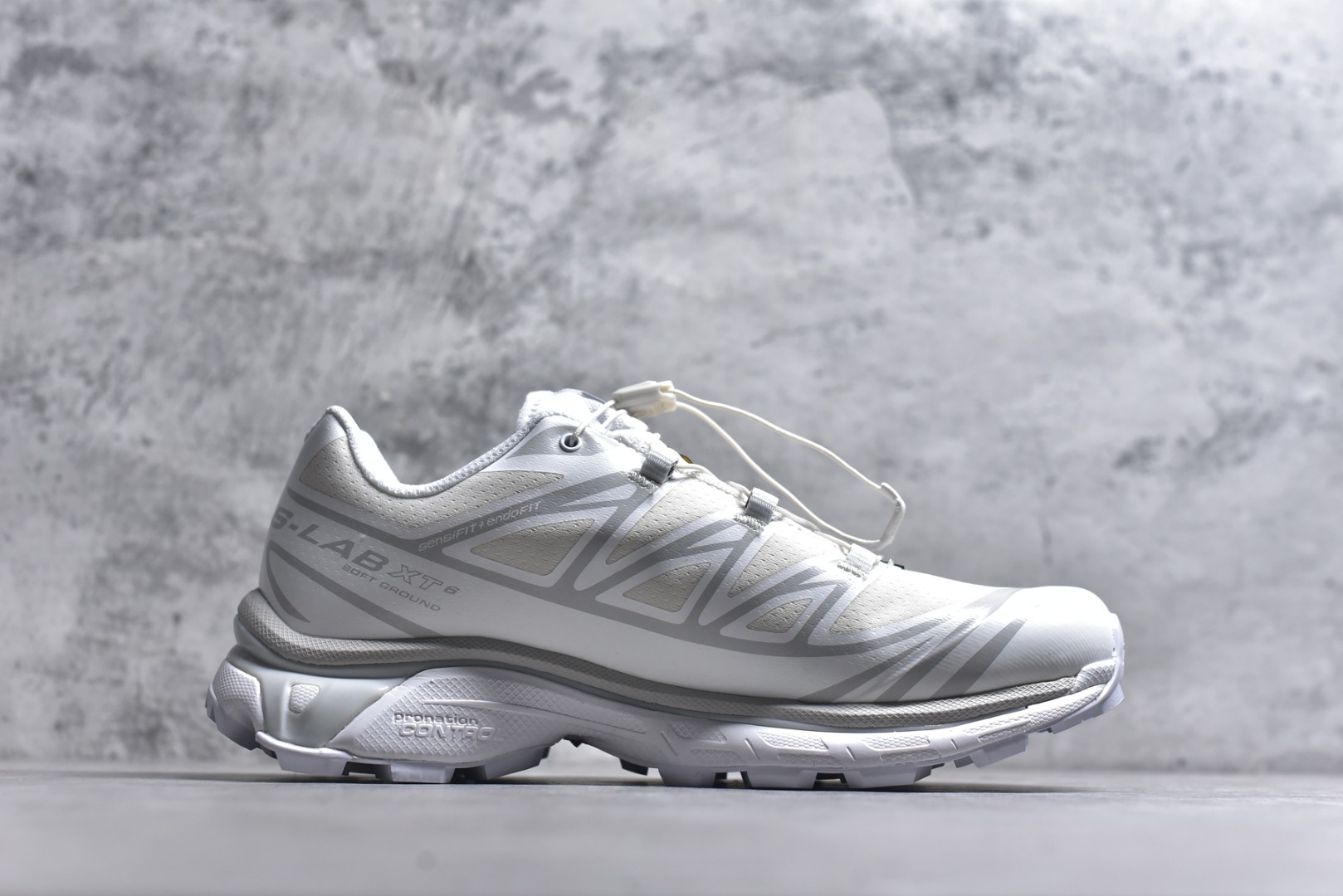 图片[3]-#Salomon XT-6 Expanse 一代 萨洛蒙复古潮流户外机能登山跑鞋 白色 412529 全套原纸板楦头开发 原厂特供网布配套加持 确保原汁原味 完美呈现版型 原档数据独家私模五层组合大底 原装Ortholite轻量化鞋垫 中底布带钢印编号 原厂TPU锁扣 进口港宝加持 后跟自然饱满 还原公司包裹性 鞋面以“锯齿”状的包裹系统呈现 在基色底之下加入了各种色点缀 将公司的最新技术和时尚前卫的造型融入耐用的长跑款式中 鞋面由 TPU 薄膜制成 并焊接在高耐磨网眼上 使其既时尚又坚固 由 ACS底盘支撑 可增强稳定性和支撑力 以及由橡胶凸耳 Contragrip外底覆盖的 EVA 缓冲中底 旨在应对崎岖的地形 鞋舌上的彩色Salomon 标签、Quicklace 系统以及鞋头、鞋舌和鞋跟上的附加品牌使细节更加完美 让穿着者可以轻松驾驭户外与通勤下的任何运动生活场景 无缝鞋身户外随意纵横 颜值与脚感兼备 出街通勤 绝对非常吸睛 你值得拥有 尺码：36 36.5 37.5 38 38.5 39 40 40.5 41 42 42.5 43 44 44.5 45-选品中心