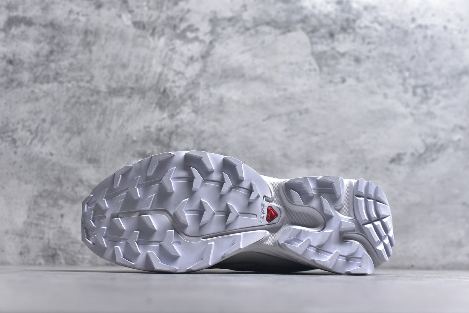 图片[6]-#Salomon XT-6 Expanse 一代 萨洛蒙复古潮流户外机能登山跑鞋 白色 412529 全套原纸板楦头开发 原厂特供网布配套加持 确保原汁原味 完美呈现版型 原档数据独家私模五层组合大底 原装Ortholite轻量化鞋垫 中底布带钢印编号 原厂TPU锁扣 进口港宝加持 后跟自然饱满 还原公司包裹性 鞋面以“锯齿”状的包裹系统呈现 在基色底之下加入了各种色点缀 将公司的最新技术和时尚前卫的造型融入耐用的长跑款式中 鞋面由 TPU 薄膜制成 并焊接在高耐磨网眼上 使其既时尚又坚固 由 ACS底盘支撑 可增强稳定性和支撑力 以及由橡胶凸耳 Contragrip外底覆盖的 EVA 缓冲中底 旨在应对崎岖的地形 鞋舌上的彩色Salomon 标签、Quicklace 系统以及鞋头、鞋舌和鞋跟上的附加品牌使细节更加完美 让穿着者可以轻松驾驭户外与通勤下的任何运动生活场景 无缝鞋身户外随意纵横 颜值与脚感兼备 出街通勤 绝对非常吸睛 你值得拥有 尺码：36 36.5 37.5 38 38.5 39 40 40.5 41 42 42.5 43 44 44.5 45-选品中心