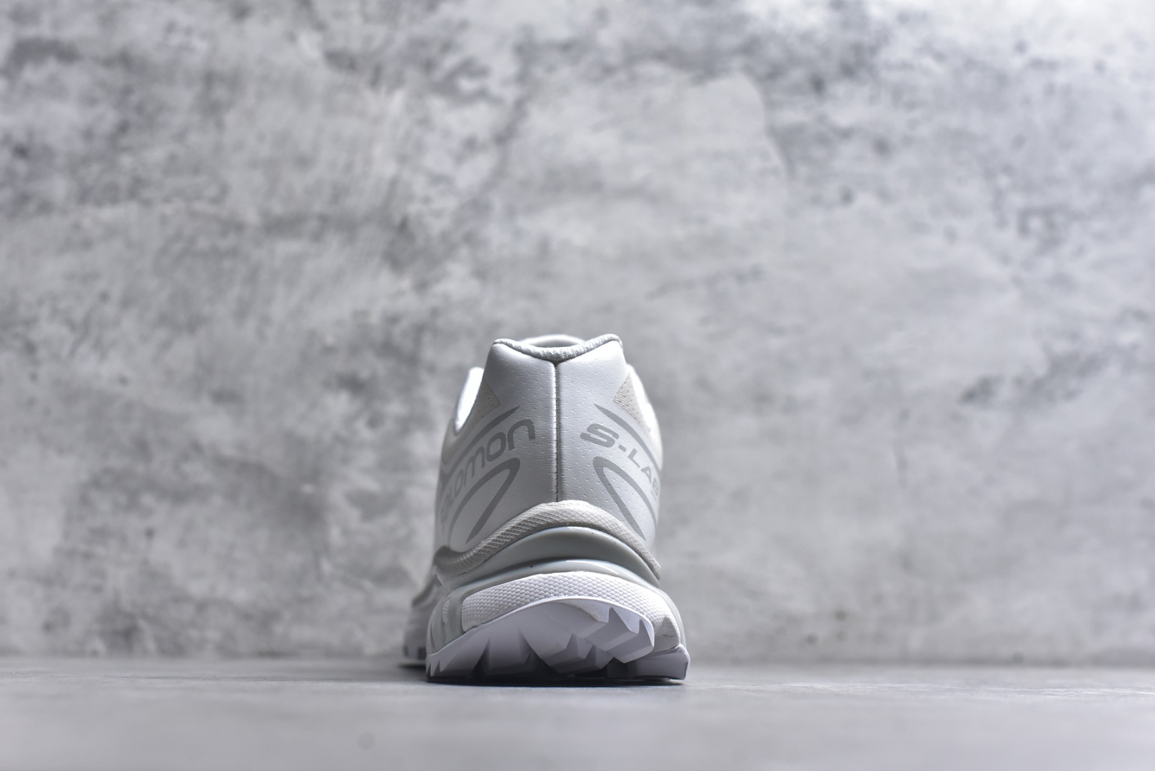 图片[5]-#Salomon XT-6 Expanse 一代 萨洛蒙复古潮流户外机能登山跑鞋 白色 412529 全套原纸板楦头开发 原厂特供网布配套加持 确保原汁原味 完美呈现版型 原档数据独家私模五层组合大底 原装Ortholite轻量化鞋垫 中底布带钢印编号 原厂TPU锁扣 进口港宝加持 后跟自然饱满 还原公司包裹性 鞋面以“锯齿”状的包裹系统呈现 在基色底之下加入了各种色点缀 将公司的最新技术和时尚前卫的造型融入耐用的长跑款式中 鞋面由 TPU 薄膜制成 并焊接在高耐磨网眼上 使其既时尚又坚固 由 ACS底盘支撑 可增强稳定性和支撑力 以及由橡胶凸耳 Contragrip外底覆盖的 EVA 缓冲中底 旨在应对崎岖的地形 鞋舌上的彩色Salomon 标签、Quicklace 系统以及鞋头、鞋舌和鞋跟上的附加品牌使细节更加完美 让穿着者可以轻松驾驭户外与通勤下的任何运动生活场景 无缝鞋身户外随意纵横 颜值与脚感兼备 出街通勤 绝对非常吸睛 你值得拥有 尺码：36 36.5 37.5 38 38.5 39 40 40.5 41 42 42.5 43 44 44.5 45-选品中心