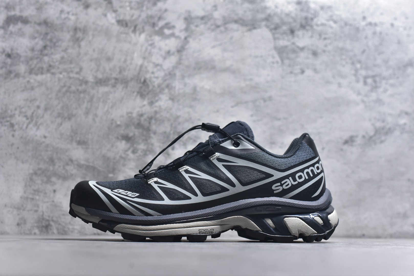 #Salomon XT-6 Expanse 一代 萨洛蒙复古潮流户外机能登山跑鞋 417170 纯原外贸平台特供订单 耗时半年巨作 全套原纸板楦头开发 原厂特供网布配套加持 确保原汁原味 完美呈现版型 原档数据独家私模五层组合大底 原装Ortholite轻量化鞋垫 中底布带钢印编号 原厂TPU锁扣 进口港宝加持 后跟自然饱满 还原公司包裹性 鞋面以“锯齿”状的包裹系统呈现 在基色底之下加入了各种色点缀 将公司的最新技术和时尚前卫的造型融入耐用的长跑款式中 鞋面由 TPU 薄膜制成 并焊接在高耐磨网眼上 使其既时尚又坚固 由 ACS底盘支撑 可增强稳定性和支撑力 以及由橡胶凸耳 Contragrip外底覆盖的 EVA 缓冲中底 旨在应对崎岖的地形 鞋舌上的彩色Salomon 标签、Quicklace 系统以及鞋头、鞋舌和鞋跟上的附加品牌使细节更加完美 让穿着者可以轻松驾驭户外与通勤下的任何运动生活场景 无缝鞋身户外随意纵横 颜值与脚感兼备 出街通勤 绝对非常吸睛 你值得拥有 尺码：36 36.5 37.5 38 38.5 39 40 40.5 41 42 42.5 43 44 44.5 45-选品中心