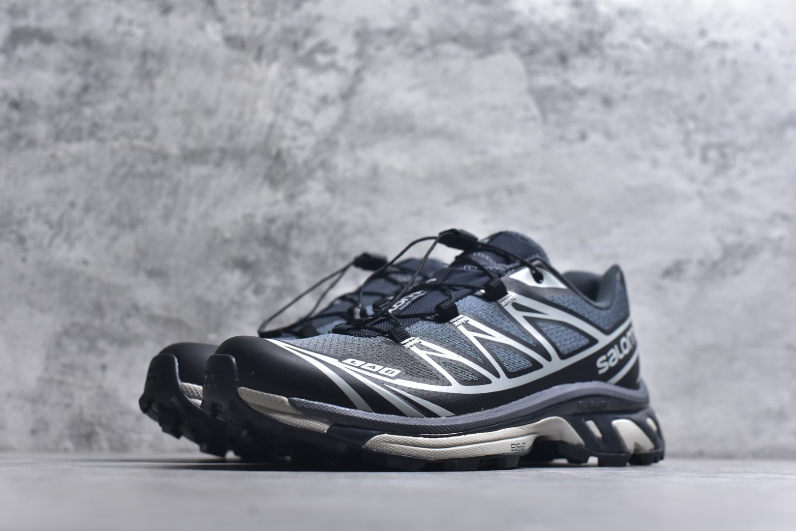 图片[2]-#Salomon XT-6 Expanse 一代 萨洛蒙复古潮流户外机能登山跑鞋 417170 纯原外贸平台特供订单 耗时半年巨作 全套原纸板楦头开发 原厂特供网布配套加持 确保原汁原味 完美呈现版型 原档数据独家私模五层组合大底 原装Ortholite轻量化鞋垫 中底布带钢印编号 原厂TPU锁扣 进口港宝加持 后跟自然饱满 还原公司包裹性 鞋面以“锯齿”状的包裹系统呈现 在基色底之下加入了各种色点缀 将公司的最新技术和时尚前卫的造型融入耐用的长跑款式中 鞋面由 TPU 薄膜制成 并焊接在高耐磨网眼上 使其既时尚又坚固 由 ACS底盘支撑 可增强稳定性和支撑力 以及由橡胶凸耳 Contragrip外底覆盖的 EVA 缓冲中底 旨在应对崎岖的地形 鞋舌上的彩色Salomon 标签、Quicklace 系统以及鞋头、鞋舌和鞋跟上的附加品牌使细节更加完美 让穿着者可以轻松驾驭户外与通勤下的任何运动生活场景 无缝鞋身户外随意纵横 颜值与脚感兼备 出街通勤 绝对非常吸睛 你值得拥有 尺码：36 36.5 37.5 38 38.5 39 40 40.5 41 42 42.5 43 44 44.5 45-选品中心