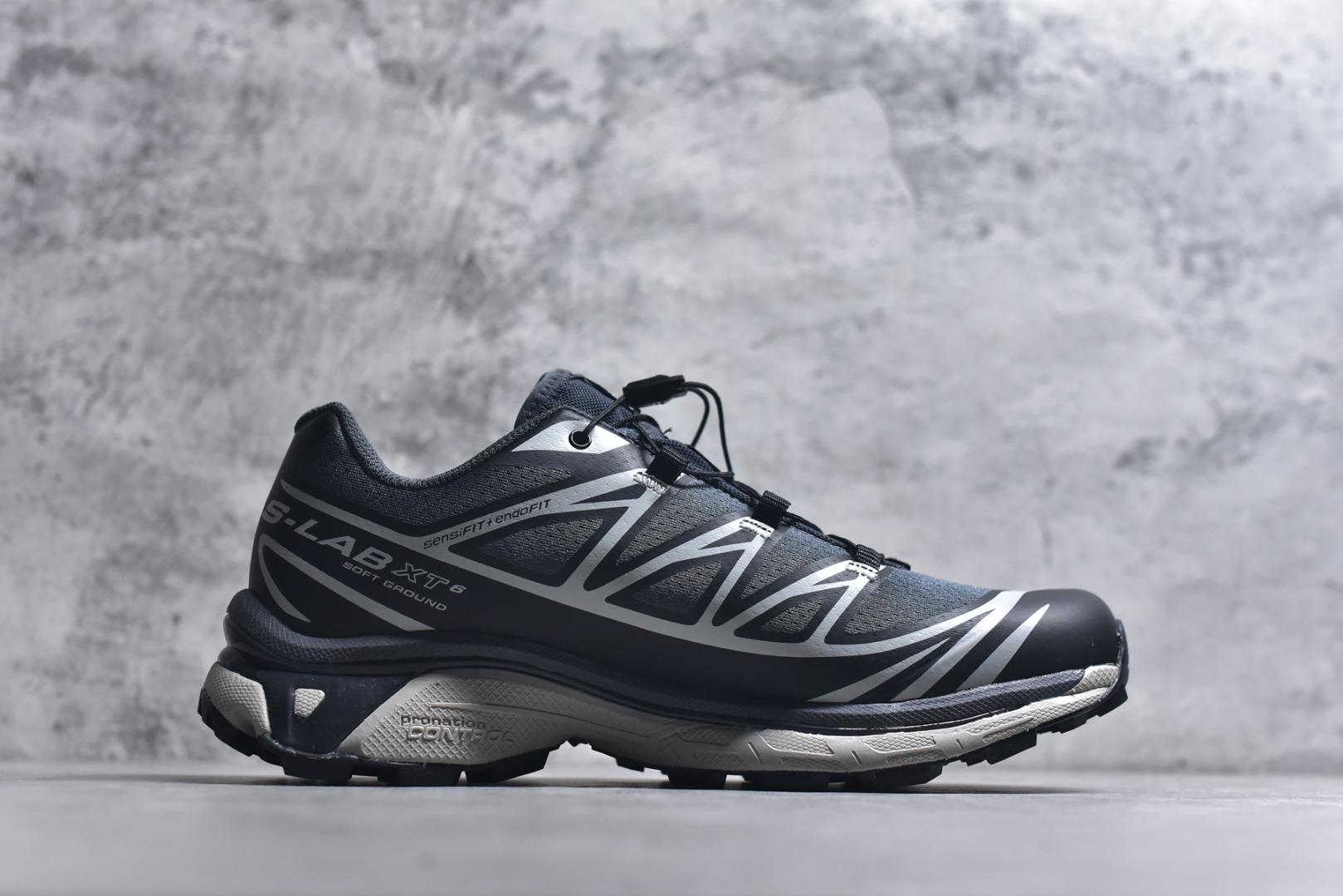 图片[3]-#Salomon XT-6 Expanse 一代 萨洛蒙复古潮流户外机能登山跑鞋 417170 纯原外贸平台特供订单 耗时半年巨作 全套原纸板楦头开发 原厂特供网布配套加持 确保原汁原味 完美呈现版型 原档数据独家私模五层组合大底 原装Ortholite轻量化鞋垫 中底布带钢印编号 原厂TPU锁扣 进口港宝加持 后跟自然饱满 还原公司包裹性 鞋面以“锯齿”状的包裹系统呈现 在基色底之下加入了各种色点缀 将公司的最新技术和时尚前卫的造型融入耐用的长跑款式中 鞋面由 TPU 薄膜制成 并焊接在高耐磨网眼上 使其既时尚又坚固 由 ACS底盘支撑 可增强稳定性和支撑力 以及由橡胶凸耳 Contragrip外底覆盖的 EVA 缓冲中底 旨在应对崎岖的地形 鞋舌上的彩色Salomon 标签、Quicklace 系统以及鞋头、鞋舌和鞋跟上的附加品牌使细节更加完美 让穿着者可以轻松驾驭户外与通勤下的任何运动生活场景 无缝鞋身户外随意纵横 颜值与脚感兼备 出街通勤 绝对非常吸睛 你值得拥有 尺码：36 36.5 37.5 38 38.5 39 40 40.5 41 42 42.5 43 44 44.5 45-选品中心