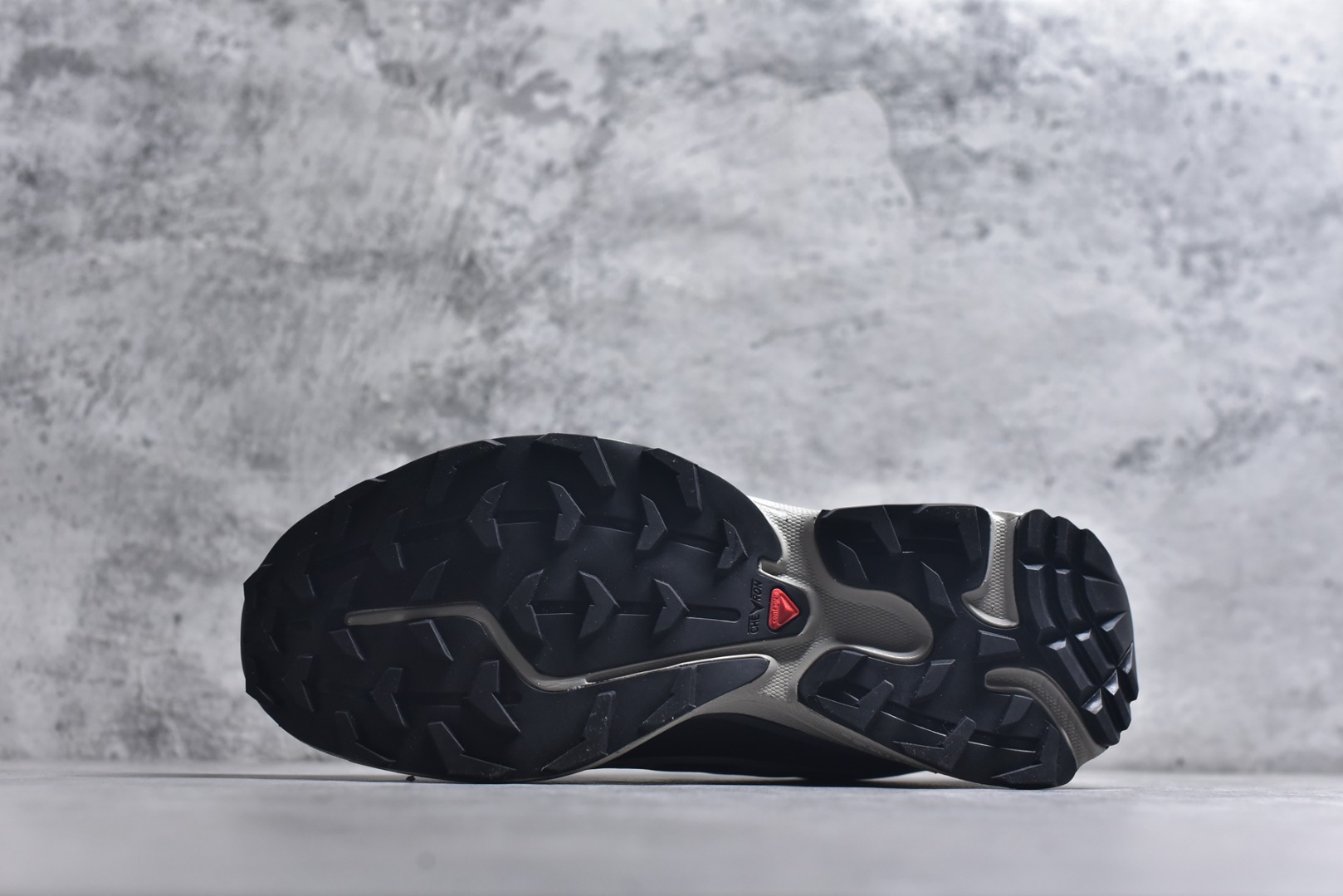 图片[6]-#Salomon XT-6 Expanse 一代 萨洛蒙复古潮流户外机能登山跑鞋 417170 纯原外贸平台特供订单 耗时半年巨作 全套原纸板楦头开发 原厂特供网布配套加持 确保原汁原味 完美呈现版型 原档数据独家私模五层组合大底 原装Ortholite轻量化鞋垫 中底布带钢印编号 原厂TPU锁扣 进口港宝加持 后跟自然饱满 还原公司包裹性 鞋面以“锯齿”状的包裹系统呈现 在基色底之下加入了各种色点缀 将公司的最新技术和时尚前卫的造型融入耐用的长跑款式中 鞋面由 TPU 薄膜制成 并焊接在高耐磨网眼上 使其既时尚又坚固 由 ACS底盘支撑 可增强稳定性和支撑力 以及由橡胶凸耳 Contragrip外底覆盖的 EVA 缓冲中底 旨在应对崎岖的地形 鞋舌上的彩色Salomon 标签、Quicklace 系统以及鞋头、鞋舌和鞋跟上的附加品牌使细节更加完美 让穿着者可以轻松驾驭户外与通勤下的任何运动生活场景 无缝鞋身户外随意纵横 颜值与脚感兼备 出街通勤 绝对非常吸睛 你值得拥有 尺码：36 36.5 37.5 38 38.5 39 40 40.5 41 42 42.5 43 44 44.5 45-选品中心