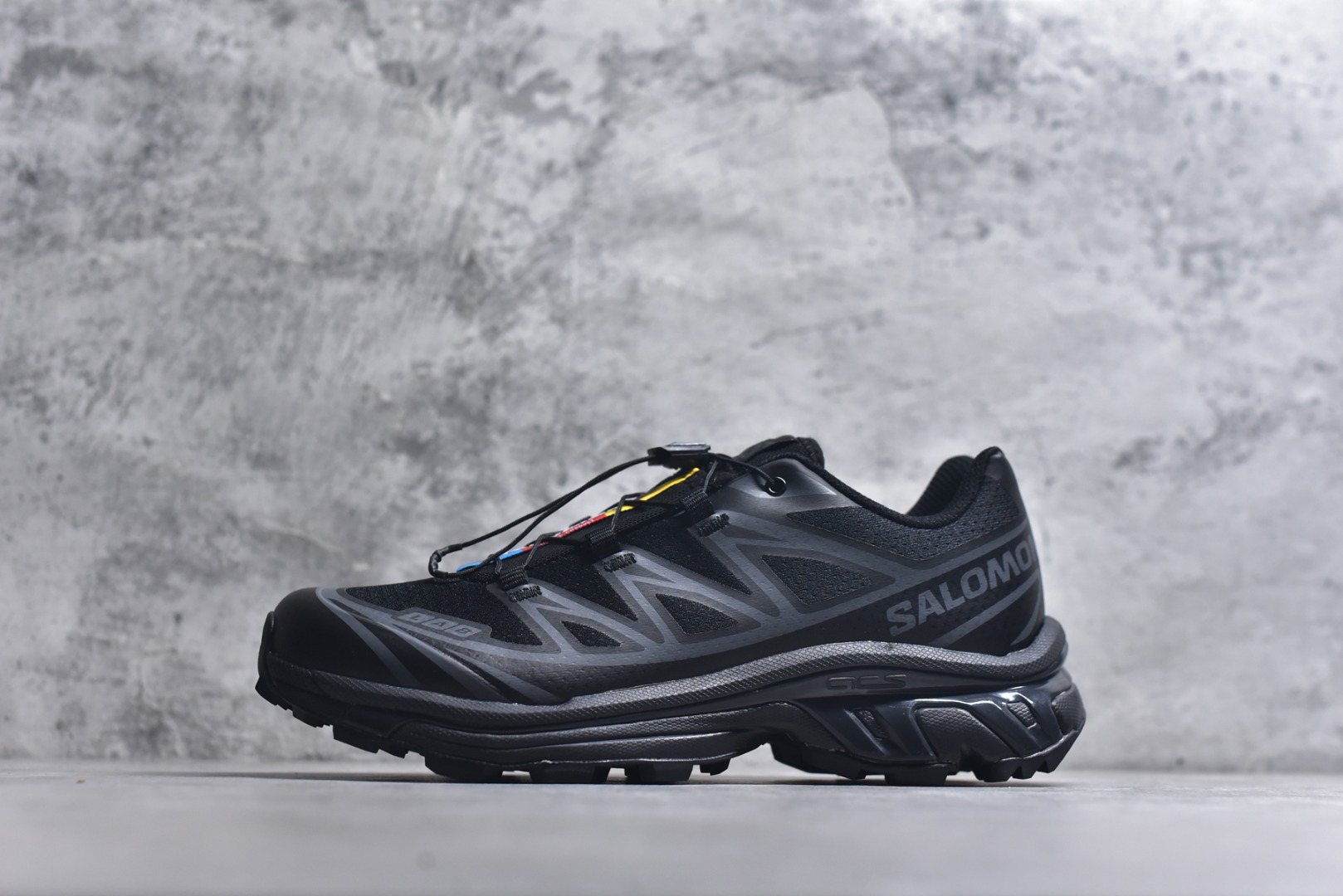 #SALOMON XT-6 萨洛蒙潮流越野机能户外功能鞋 黑色 410866 全新版本出货 好货不怕晚 品质 细节 材料都是肉眼可以见！ 售前售后也是其它工厂无法匹敌！ 纯原外贸平台特供订单 耗时半年巨作 全套原纸板楦头开发 原厂特供网布配套加持 确保原汁原味 完美呈现版型 原档数据独家私模五层组合大底 原装Ortholite轻量化鞋垫 中底布带钢印编号 原厂TPU锁扣 进口港宝加持 后跟自然饱满 还原公司包裹性 鞋面以“锯齿”状的包裹系统呈现 在基色底之下加入了各种色点缀 将公司的最新技术和时尚前卫的造型融入耐用的长跑款式中 鞋面由 TPU 薄膜制成 并焊接在高耐磨网眼上 使其既时尚又坚固 由 ACS底盘支撑 可增强稳定性和支撑力 以及由橡胶凸耳 Contragrip外底覆盖的 EVA 缓冲中底 旨在应对崎岖的地形 鞋舌上的彩色Salomon 标签、Quicklace 系统以及鞋头、鞋舌和鞋跟上的附加品牌使细节更加完美 让穿着者可以轻松驾驭户外与通勤下的任何运动生活场景 无缝鞋身户外随意纵横 颜值与脚感兼备 出街通勤 绝对非常吸睛 你值得拥有 尺码：36 36.5 37.5 38 38.5 39 40 40.5 41 42 42.5 43 44 44.5 45-选品中心