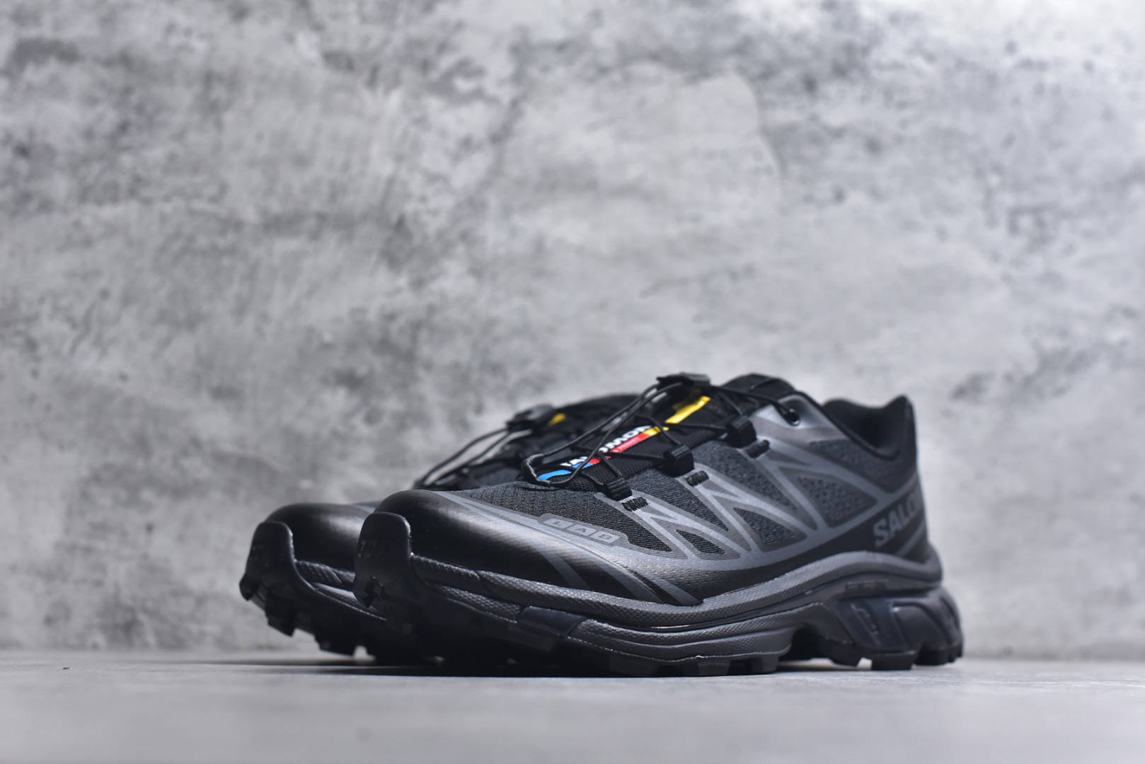 图片[2]-#SALOMON XT-6 萨洛蒙潮流越野机能户外功能鞋 黑色 410866 全新版本出货 好货不怕晚 品质 细节 材料都是肉眼可以见！ 售前售后也是其它工厂无法匹敌！ 纯原外贸平台特供订单 耗时半年巨作 全套原纸板楦头开发 原厂特供网布配套加持 确保原汁原味 完美呈现版型 原档数据独家私模五层组合大底 原装Ortholite轻量化鞋垫 中底布带钢印编号 原厂TPU锁扣 进口港宝加持 后跟自然饱满 还原公司包裹性 鞋面以“锯齿”状的包裹系统呈现 在基色底之下加入了各种色点缀 将公司的最新技术和时尚前卫的造型融入耐用的长跑款式中 鞋面由 TPU 薄膜制成 并焊接在高耐磨网眼上 使其既时尚又坚固 由 ACS底盘支撑 可增强稳定性和支撑力 以及由橡胶凸耳 Contragrip外底覆盖的 EVA 缓冲中底 旨在应对崎岖的地形 鞋舌上的彩色Salomon 标签、Quicklace 系统以及鞋头、鞋舌和鞋跟上的附加品牌使细节更加完美 让穿着者可以轻松驾驭户外与通勤下的任何运动生活场景 无缝鞋身户外随意纵横 颜值与脚感兼备 出街通勤 绝对非常吸睛 你值得拥有 尺码：36 36.5 37.5 38 38.5 39 40 40.5 41 42 42.5 43 44 44.5 45-选品中心
