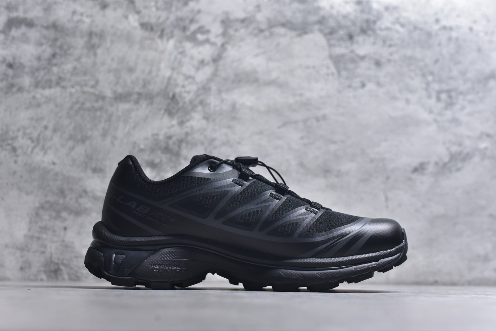 图片[3]-#SALOMON XT-6 萨洛蒙潮流越野机能户外功能鞋 黑色 410866 全新版本出货 好货不怕晚 品质 细节 材料都是肉眼可以见！ 售前售后也是其它工厂无法匹敌！ 纯原外贸平台特供订单 耗时半年巨作 全套原纸板楦头开发 原厂特供网布配套加持 确保原汁原味 完美呈现版型 原档数据独家私模五层组合大底 原装Ortholite轻量化鞋垫 中底布带钢印编号 原厂TPU锁扣 进口港宝加持 后跟自然饱满 还原公司包裹性 鞋面以“锯齿”状的包裹系统呈现 在基色底之下加入了各种色点缀 将公司的最新技术和时尚前卫的造型融入耐用的长跑款式中 鞋面由 TPU 薄膜制成 并焊接在高耐磨网眼上 使其既时尚又坚固 由 ACS底盘支撑 可增强稳定性和支撑力 以及由橡胶凸耳 Contragrip外底覆盖的 EVA 缓冲中底 旨在应对崎岖的地形 鞋舌上的彩色Salomon 标签、Quicklace 系统以及鞋头、鞋舌和鞋跟上的附加品牌使细节更加完美 让穿着者可以轻松驾驭户外与通勤下的任何运动生活场景 无缝鞋身户外随意纵横 颜值与脚感兼备 出街通勤 绝对非常吸睛 你值得拥有 尺码：36 36.5 37.5 38 38.5 39 40 40.5 41 42 42.5 43 44 44.5 45-选品中心