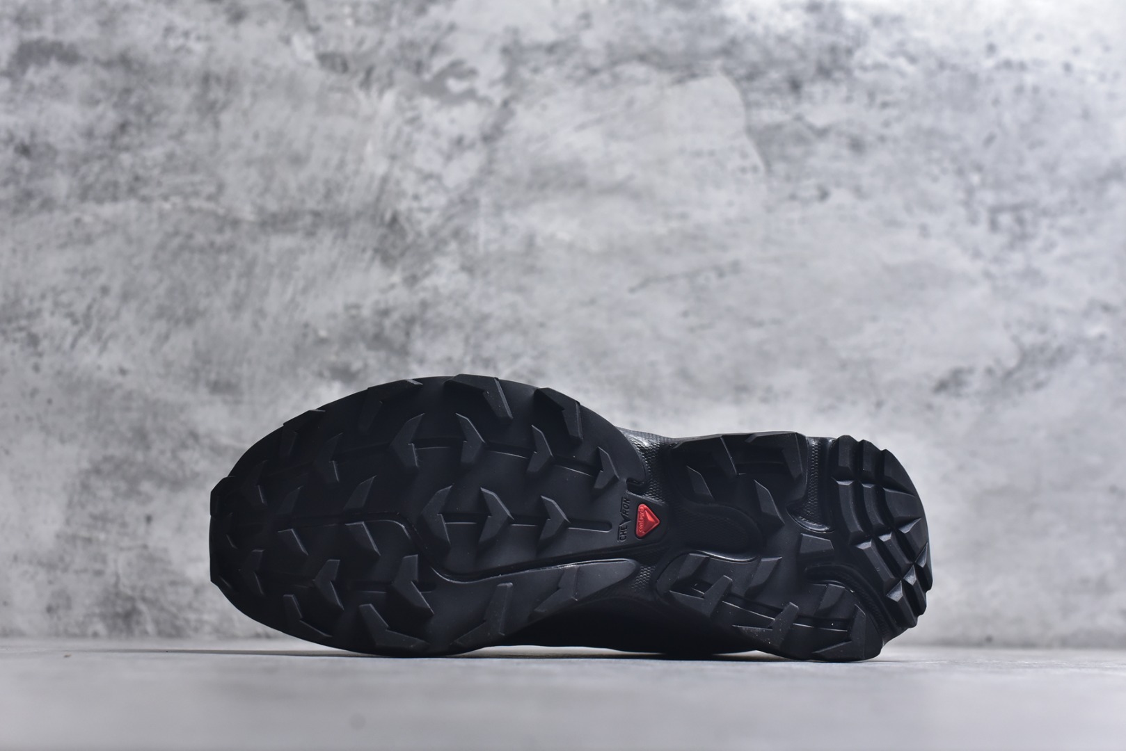 图片[6]-#SALOMON XT-6 萨洛蒙潮流越野机能户外功能鞋 黑色 410866 全新版本出货 好货不怕晚 品质 细节 材料都是肉眼可以见！ 售前售后也是其它工厂无法匹敌！ 纯原外贸平台特供订单 耗时半年巨作 全套原纸板楦头开发 原厂特供网布配套加持 确保原汁原味 完美呈现版型 原档数据独家私模五层组合大底 原装Ortholite轻量化鞋垫 中底布带钢印编号 原厂TPU锁扣 进口港宝加持 后跟自然饱满 还原公司包裹性 鞋面以“锯齿”状的包裹系统呈现 在基色底之下加入了各种色点缀 将公司的最新技术和时尚前卫的造型融入耐用的长跑款式中 鞋面由 TPU 薄膜制成 并焊接在高耐磨网眼上 使其既时尚又坚固 由 ACS底盘支撑 可增强稳定性和支撑力 以及由橡胶凸耳 Contragrip外底覆盖的 EVA 缓冲中底 旨在应对崎岖的地形 鞋舌上的彩色Salomon 标签、Quicklace 系统以及鞋头、鞋舌和鞋跟上的附加品牌使细节更加完美 让穿着者可以轻松驾驭户外与通勤下的任何运动生活场景 无缝鞋身户外随意纵横 颜值与脚感兼备 出街通勤 绝对非常吸睛 你值得拥有 尺码：36 36.5 37.5 38 38.5 39 40 40.5 41 42 42.5 43 44 44.5 45-选品中心