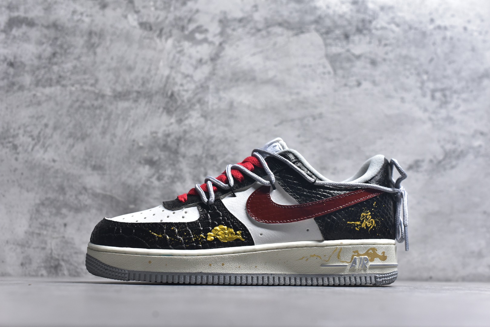 #手绘涂鸦 马年国风限定“墨纹福运”Nike Air Force 1 “ Ink Pattern Fortune”空军一号定制板鞋 国风为核心设计，鞋身采用黑灰蛇纹皮革 + 浅绿、米白拼接，搭配红棕 Swoosh 与灰红撞色鞋带，点缀金色祥云、“福” 字手绘，中底做旧绿与泼墨细节呼应整体复古质感。作为马年限定款，它将传统吉祥元素与街头鞋型融合，既有国风文化氛围，又适配潮流穿搭 货号：DX2678-100 尺码： 36 36.5 37.5 38 38.5 39 40 40.5 41 42 42.5 43 44 44.5 45-选品中心