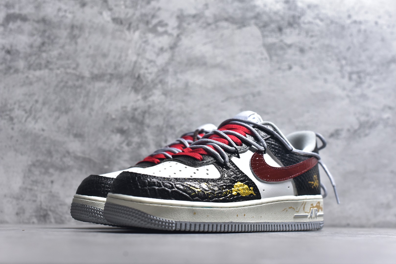 图片[2]-#手绘涂鸦 马年国风限定“墨纹福运”Nike Air Force 1 “ Ink Pattern Fortune”空军一号定制板鞋 国风为核心设计，鞋身采用黑灰蛇纹皮革 + 浅绿、米白拼接，搭配红棕 Swoosh 与灰红撞色鞋带，点缀金色祥云、“福” 字手绘，中底做旧绿与泼墨细节呼应整体复古质感。作为马年限定款，它将传统吉祥元素与街头鞋型融合，既有国风文化氛围，又适配潮流穿搭 货号：DX2678-100 尺码： 36 36.5 37.5 38 38.5 39 40 40.5 41 42 42.5 43 44 44.5 45-选品中心