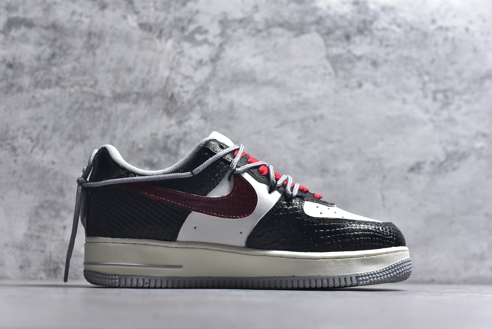 图片[3]-#手绘涂鸦 马年国风限定“墨纹福运”Nike Air Force 1 “ Ink Pattern Fortune”空军一号定制板鞋 国风为核心设计，鞋身采用黑灰蛇纹皮革 + 浅绿、米白拼接，搭配红棕 Swoosh 与灰红撞色鞋带，点缀金色祥云、“福” 字手绘，中底做旧绿与泼墨细节呼应整体复古质感。作为马年限定款，它将传统吉祥元素与街头鞋型融合，既有国风文化氛围，又适配潮流穿搭 货号：DX2678-100 尺码： 36 36.5 37.5 38 38.5 39 40 40.5 41 42 42.5 43 44 44.5 45-选品中心