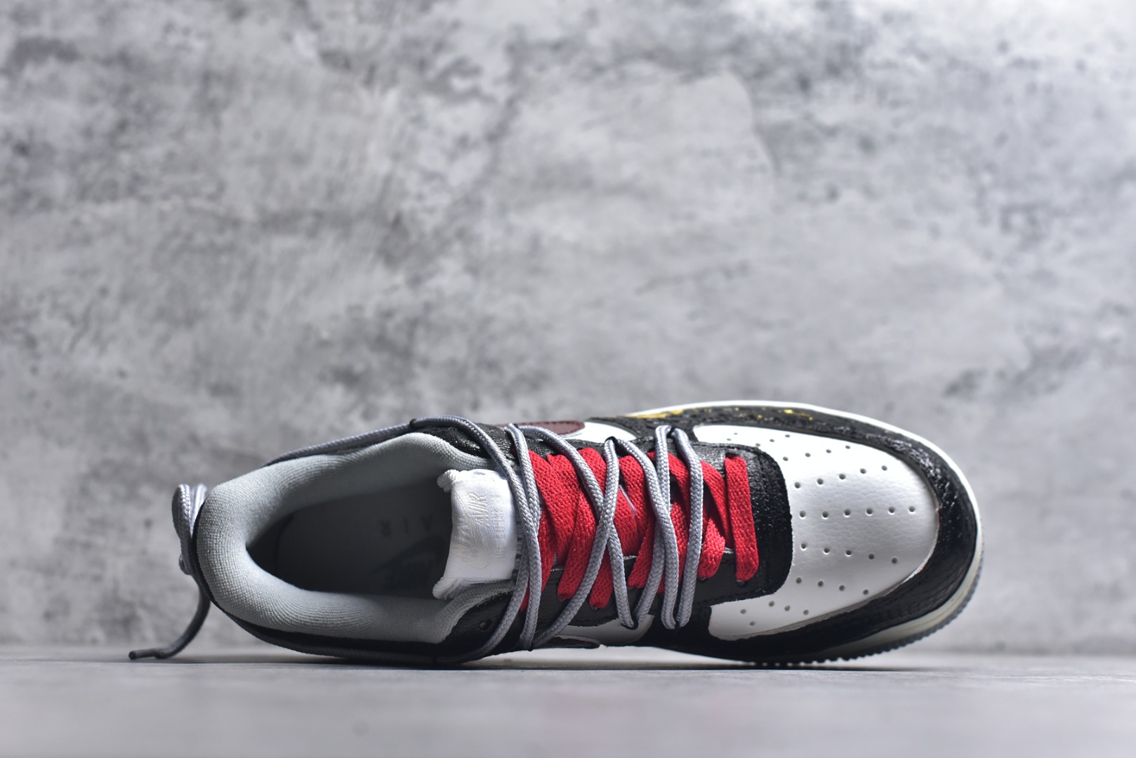 图片[4]-#手绘涂鸦 马年国风限定“墨纹福运”Nike Air Force 1 “ Ink Pattern Fortune”空军一号定制板鞋 国风为核心设计，鞋身采用黑灰蛇纹皮革 + 浅绿、米白拼接，搭配红棕 Swoosh 与灰红撞色鞋带，点缀金色祥云、“福” 字手绘，中底做旧绿与泼墨细节呼应整体复古质感。作为马年限定款，它将传统吉祥元素与街头鞋型融合，既有国风文化氛围，又适配潮流穿搭 货号：DX2678-100 尺码： 36 36.5 37.5 38 38.5 39 40 40.5 41 42 42.5 43 44 44.5 45-选品中心