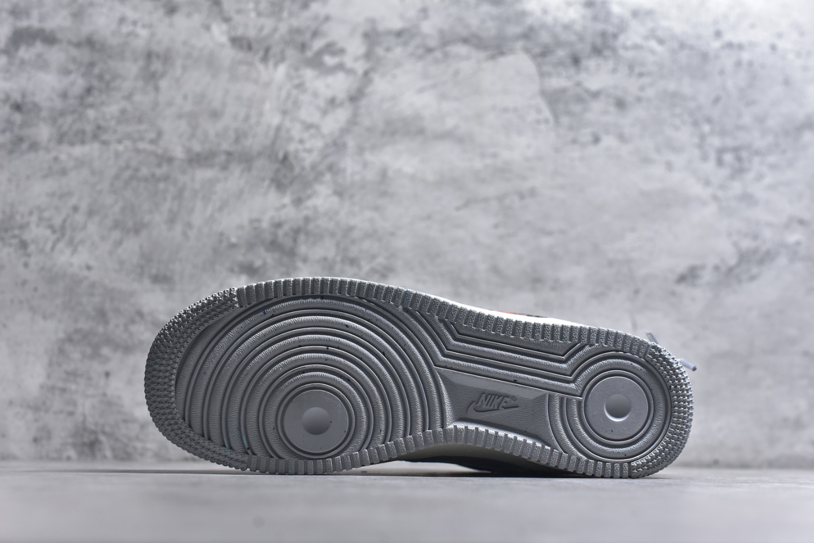 图片[6]-#手绘涂鸦 马年国风限定“墨纹福运”Nike Air Force 1 “ Ink Pattern Fortune”空军一号定制板鞋 国风为核心设计，鞋身采用黑灰蛇纹皮革 + 浅绿、米白拼接，搭配红棕 Swoosh 与灰红撞色鞋带，点缀金色祥云、“福” 字手绘，中底做旧绿与泼墨细节呼应整体复古质感。作为马年限定款，它将传统吉祥元素与街头鞋型融合，既有国风文化氛围，又适配潮流穿搭 货号：DX2678-100 尺码： 36 36.5 37.5 38 38.5 39 40 40.5 41 42 42.5 43 44 44.5 45-选品中心