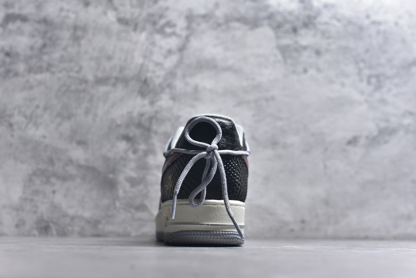 图片[5]-#手绘涂鸦 马年国风限定“墨纹福运”Nike Air Force 1 “ Ink Pattern Fortune”空军一号定制板鞋 国风为核心设计，鞋身采用黑灰蛇纹皮革 + 浅绿、米白拼接，搭配红棕 Swoosh 与灰红撞色鞋带，点缀金色祥云、“福” 字手绘，中底做旧绿与泼墨细节呼应整体复古质感。作为马年限定款，它将传统吉祥元素与街头鞋型融合，既有国风文化氛围，又适配潮流穿搭 货号：DX2678-100 尺码： 36 36.5 37.5 38 38.5 39 40 40.5 41 42 42.5 43 44 44.5 45-选品中心