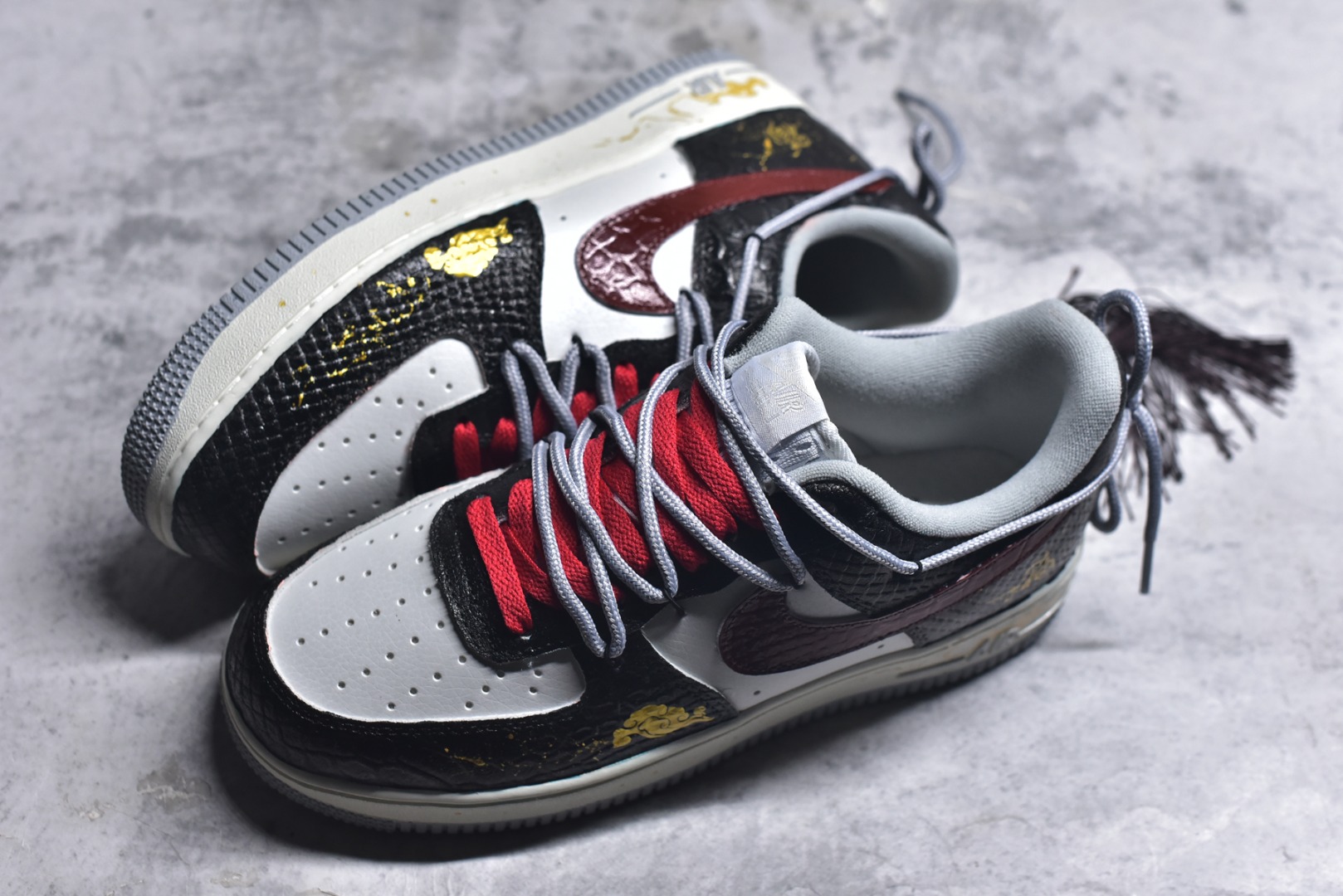 图片[7]-#手绘涂鸦 马年国风限定“墨纹福运”Nike Air Force 1 “ Ink Pattern Fortune”空军一号定制板鞋 国风为核心设计，鞋身采用黑灰蛇纹皮革 + 浅绿、米白拼接，搭配红棕 Swoosh 与灰红撞色鞋带，点缀金色祥云、“福” 字手绘，中底做旧绿与泼墨细节呼应整体复古质感。作为马年限定款，它将传统吉祥元素与街头鞋型融合，既有国风文化氛围，又适配潮流穿搭 货号：DX2678-100 尺码： 36 36.5 37.5 38 38.5 39 40 40.5 41 42 42.5 43 44 44.5 45-选品中心