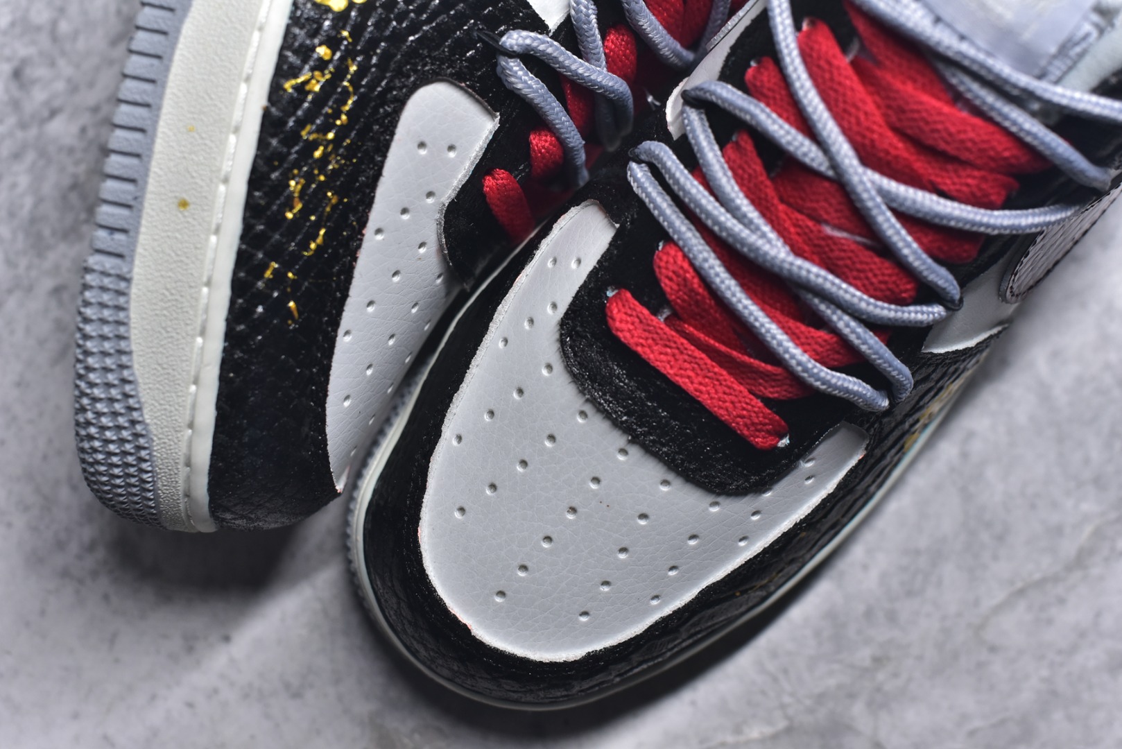 图片[8]-#手绘涂鸦 马年国风限定“墨纹福运”Nike Air Force 1 “ Ink Pattern Fortune”空军一号定制板鞋 国风为核心设计，鞋身采用黑灰蛇纹皮革 + 浅绿、米白拼接，搭配红棕 Swoosh 与灰红撞色鞋带，点缀金色祥云、“福” 字手绘，中底做旧绿与泼墨细节呼应整体复古质感。作为马年限定款，它将传统吉祥元素与街头鞋型融合，既有国风文化氛围，又适配潮流穿搭 货号：DX2678-100 尺码： 36 36.5 37.5 38 38.5 39 40 40.5 41 42 42.5 43 44 44.5 45-选品中心
