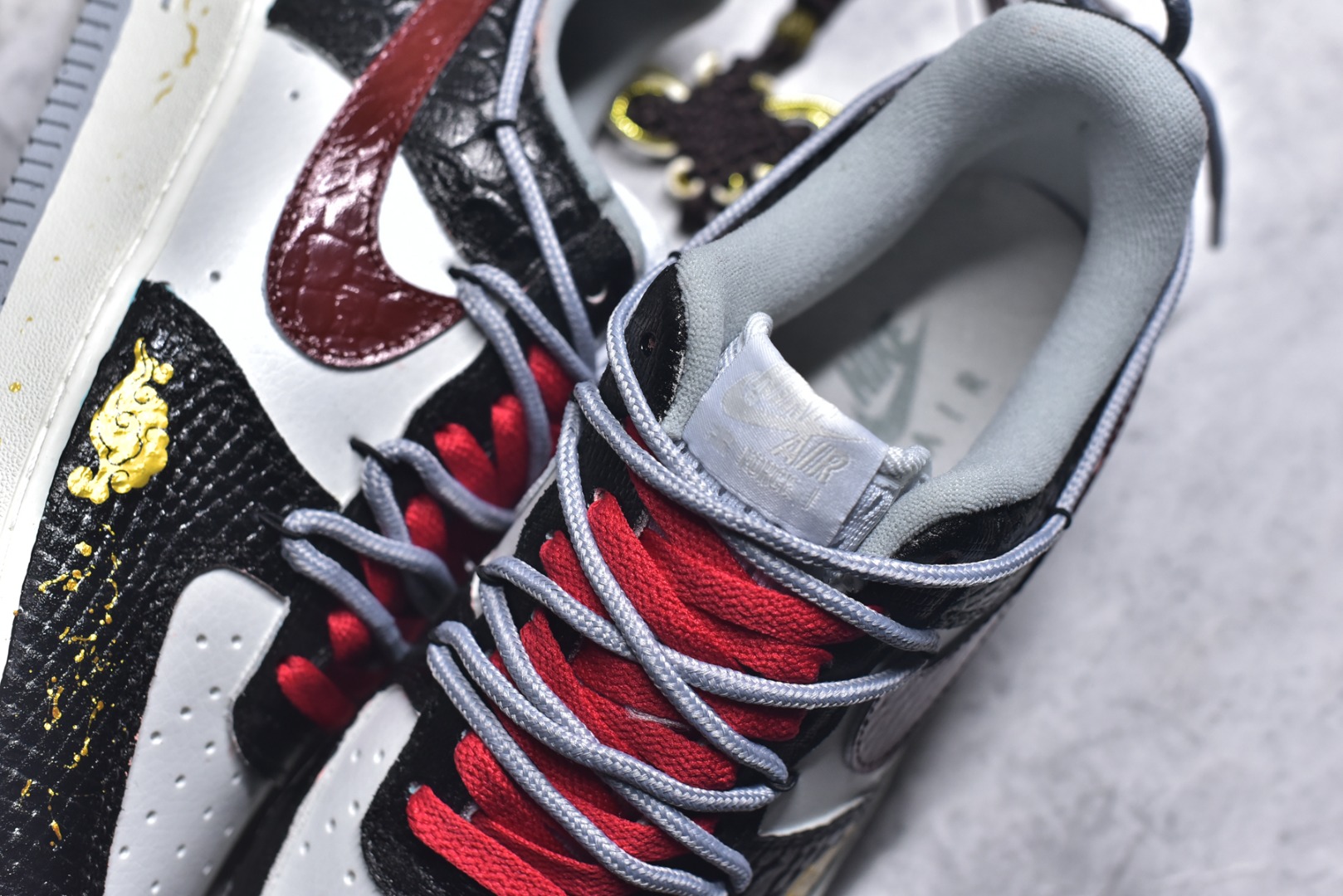 图片[9]-#手绘涂鸦 马年国风限定“墨纹福运”Nike Air Force 1 “ Ink Pattern Fortune”空军一号定制板鞋 国风为核心设计，鞋身采用黑灰蛇纹皮革 + 浅绿、米白拼接，搭配红棕 Swoosh 与灰红撞色鞋带，点缀金色祥云、“福” 字手绘，中底做旧绿与泼墨细节呼应整体复古质感。作为马年限定款，它将传统吉祥元素与街头鞋型融合，既有国风文化氛围，又适配潮流穿搭 货号：DX2678-100 尺码： 36 36.5 37.5 38 38.5 39 40 40.5 41 42 42.5 43 44 44.5 45-选品中心