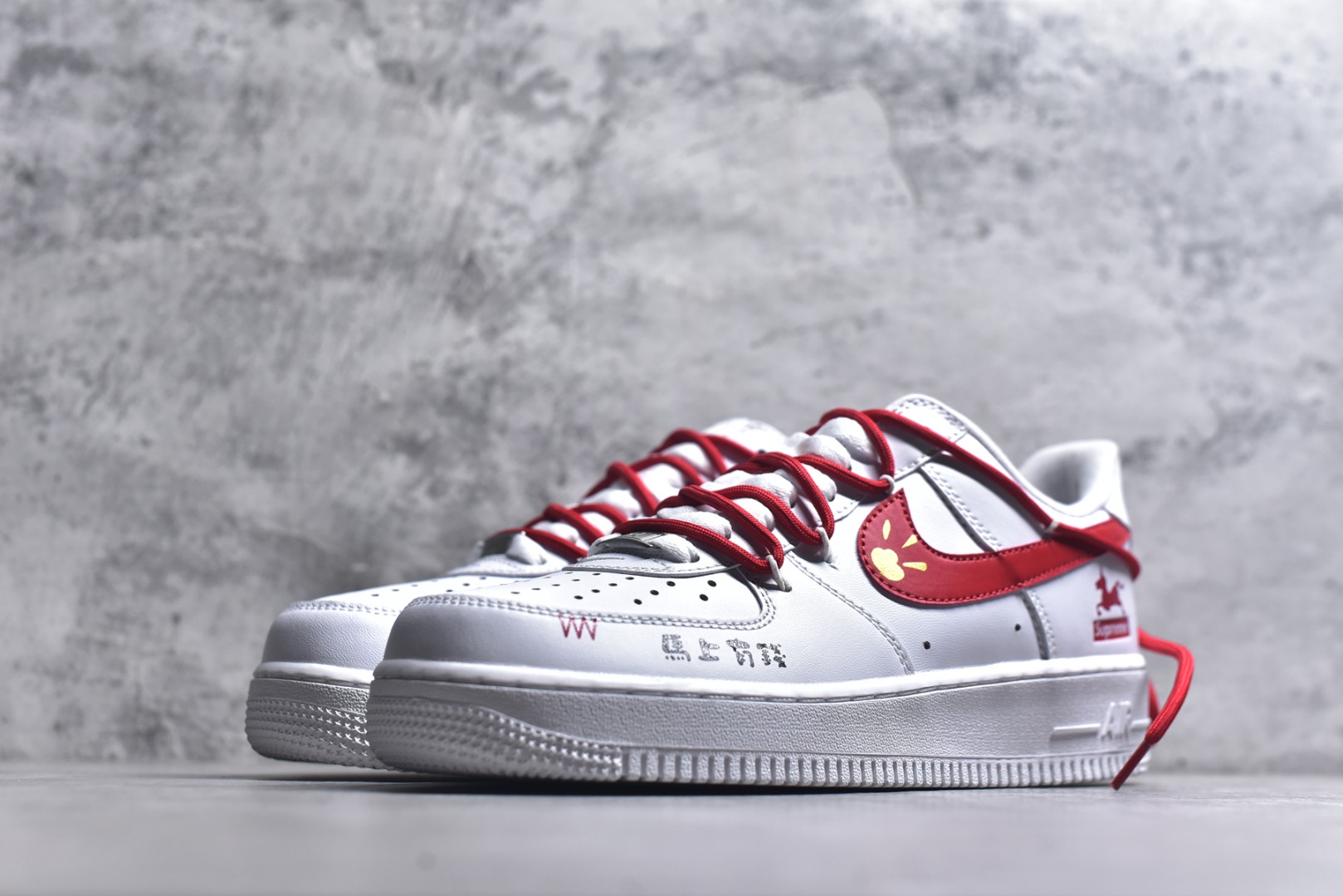 图片[2]-#“红潮突袭”✨订制空军一号板鞋 该定制版球鞋选用原鞋款为Nike Air Force 1\’07空军一号低帮，设计灵感来源于中国红配色，纯白鞋身干净利落，红色Swoosh与满印Supreme鞋带疯狂吸睛，每一处细节都在叫嚣着不被定义的潮流态度。无论是搭配工装裤打造硬核街头风，还是与西装碰撞玩转出位混搭，它都能让你在人群中瞬间脱颖而出，成为潮流版图里的亮眼焦点。别犹豫，穿上它，开启你的潮流统治时刻！ 货号：UP9225-101 尺码：36 36.5 37.5 38 38.5 39 40 40.5 41 42 42.5 43 44 44.5 45-选品中心
