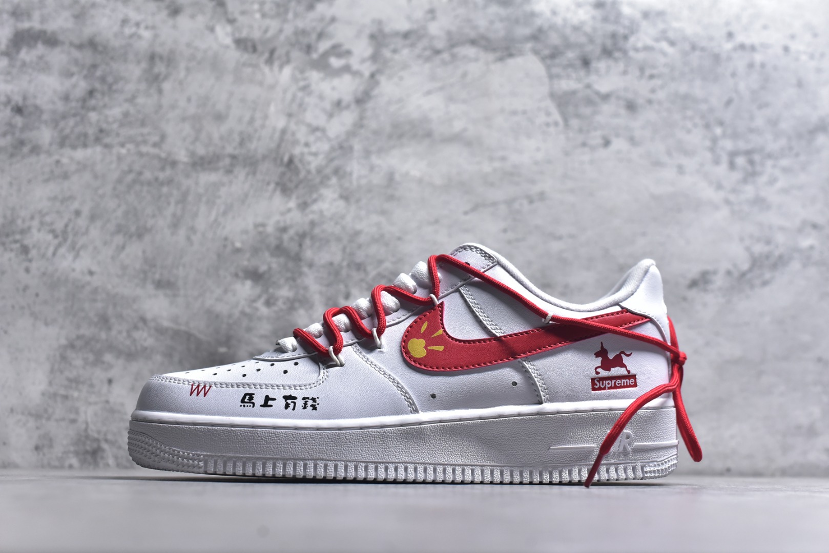 #“红潮突袭”✨订制空军一号板鞋 该定制版球鞋选用原鞋款为Nike Air Force 1\'07空军一号低帮，设计灵感来源于中国红配色，纯白鞋身干净利落，红色Swoosh与满印Supreme鞋带疯狂吸睛，每一处细节都在叫嚣着不被定义的潮流态度。无论是搭配工装裤打造硬核街头风，还是与西装碰撞玩转出位混搭，它都能让你在人群中瞬间脱颖而出，成为潮流版图里的亮眼焦点。别犹豫，穿上它，开启你的潮流统治时刻！ 货号：UP9225-101 尺码：36 36.5 37.5 38 38.5 39 40 40.5 41 42 42.5 43 44 44.5 45-选品中心