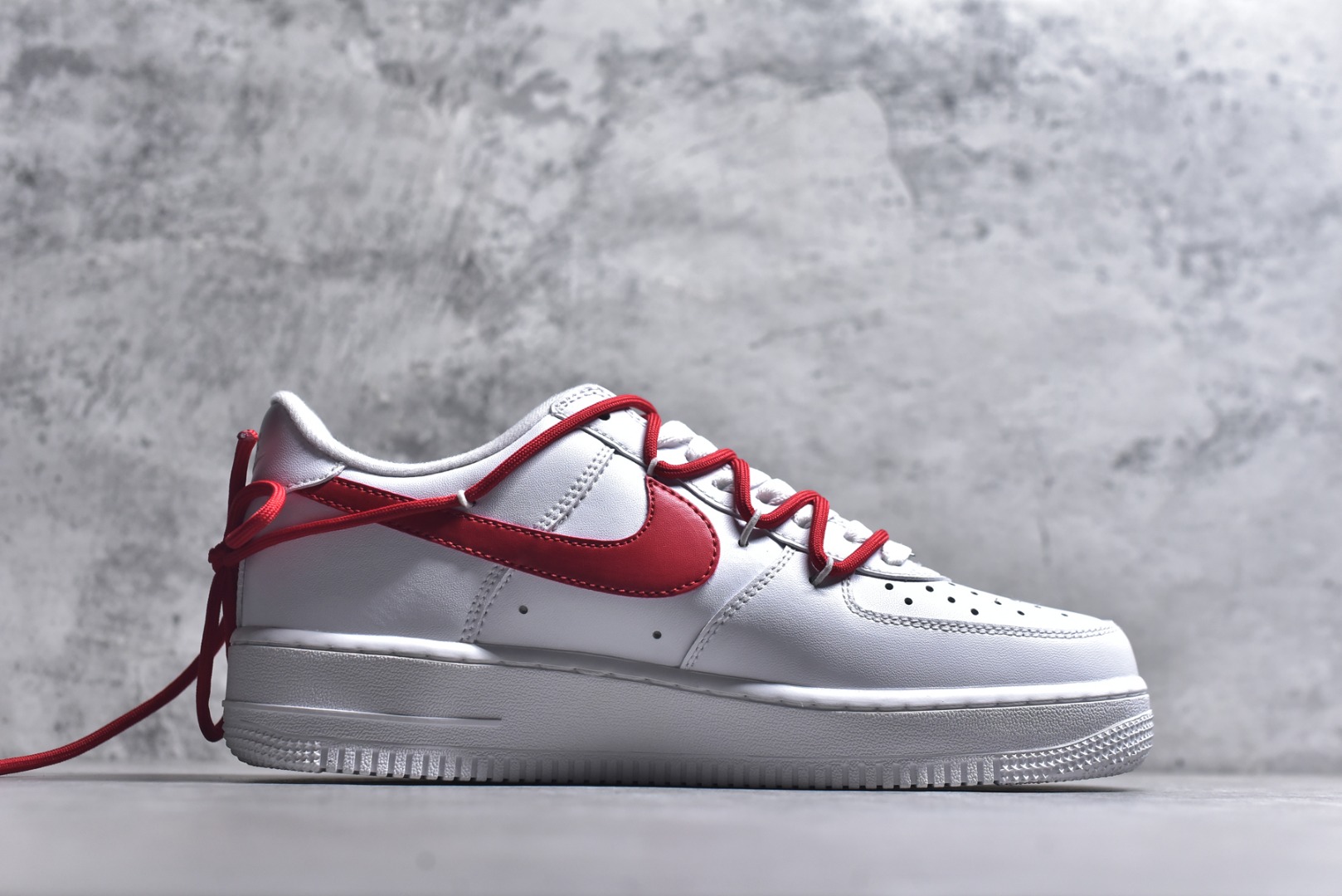 图片[3]-#“红潮突袭”✨订制空军一号板鞋 该定制版球鞋选用原鞋款为Nike Air Force 1\’07空军一号低帮，设计灵感来源于中国红配色，纯白鞋身干净利落，红色Swoosh与满印Supreme鞋带疯狂吸睛，每一处细节都在叫嚣着不被定义的潮流态度。无论是搭配工装裤打造硬核街头风，还是与西装碰撞玩转出位混搭，它都能让你在人群中瞬间脱颖而出，成为潮流版图里的亮眼焦点。别犹豫，穿上它，开启你的潮流统治时刻！ 货号：UP9225-101 尺码：36 36.5 37.5 38 38.5 39 40 40.5 41 42 42.5 43 44 44.5 45-选品中心