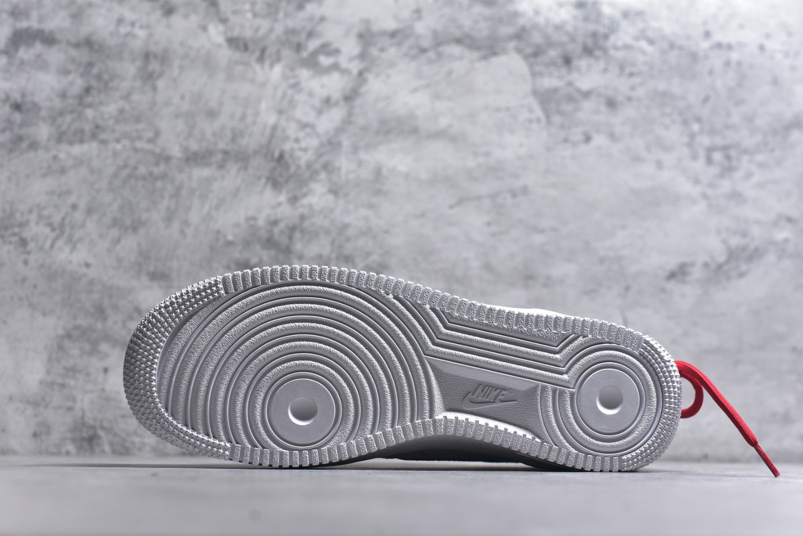 图片[6]-#“红潮突袭”✨订制空军一号板鞋 该定制版球鞋选用原鞋款为Nike Air Force 1\’07空军一号低帮，设计灵感来源于中国红配色，纯白鞋身干净利落，红色Swoosh与满印Supreme鞋带疯狂吸睛，每一处细节都在叫嚣着不被定义的潮流态度。无论是搭配工装裤打造硬核街头风，还是与西装碰撞玩转出位混搭，它都能让你在人群中瞬间脱颖而出，成为潮流版图里的亮眼焦点。别犹豫，穿上它，开启你的潮流统治时刻！ 货号：UP9225-101 尺码：36 36.5 37.5 38 38.5 39 40 40.5 41 42 42.5 43 44 44.5 45-选品中心