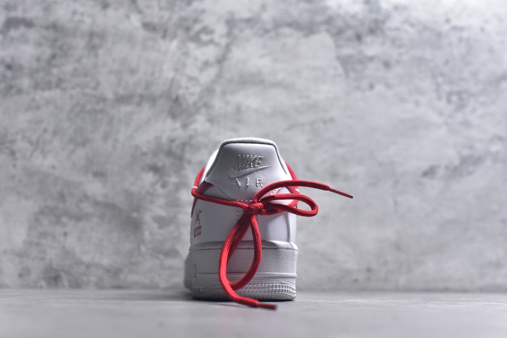 图片[5]-#“红潮突袭”✨订制空军一号板鞋 该定制版球鞋选用原鞋款为Nike Air Force 1\’07空军一号低帮，设计灵感来源于中国红配色，纯白鞋身干净利落，红色Swoosh与满印Supreme鞋带疯狂吸睛，每一处细节都在叫嚣着不被定义的潮流态度。无论是搭配工装裤打造硬核街头风，还是与西装碰撞玩转出位混搭，它都能让你在人群中瞬间脱颖而出，成为潮流版图里的亮眼焦点。别犹豫，穿上它，开启你的潮流统治时刻！ 货号：UP9225-101 尺码：36 36.5 37.5 38 38.5 39 40 40.5 41 42 42.5 43 44 44.5 45-选品中心