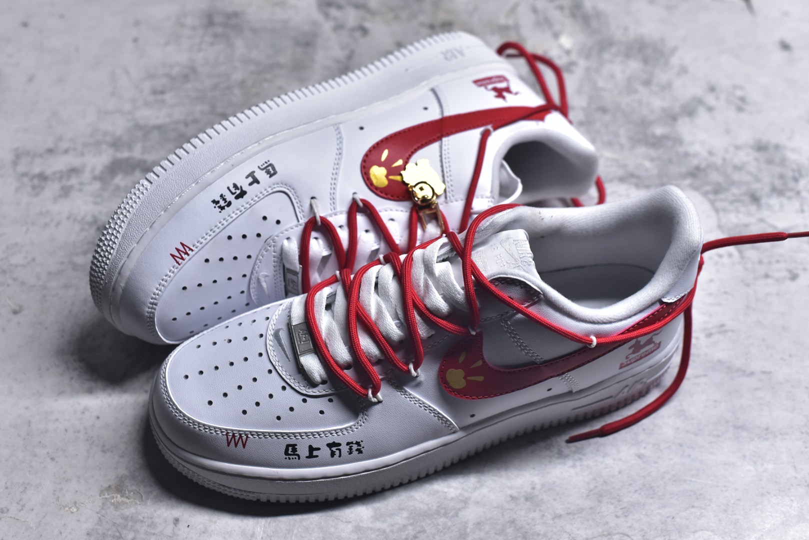 图片[7]-#“红潮突袭”✨订制空军一号板鞋 该定制版球鞋选用原鞋款为Nike Air Force 1\’07空军一号低帮，设计灵感来源于中国红配色，纯白鞋身干净利落，红色Swoosh与满印Supreme鞋带疯狂吸睛，每一处细节都在叫嚣着不被定义的潮流态度。无论是搭配工装裤打造硬核街头风，还是与西装碰撞玩转出位混搭，它都能让你在人群中瞬间脱颖而出，成为潮流版图里的亮眼焦点。别犹豫，穿上它，开启你的潮流统治时刻！ 货号：UP9225-101 尺码：36 36.5 37.5 38 38.5 39 40 40.5 41 42 42.5 43 44 44.5 45-选品中心