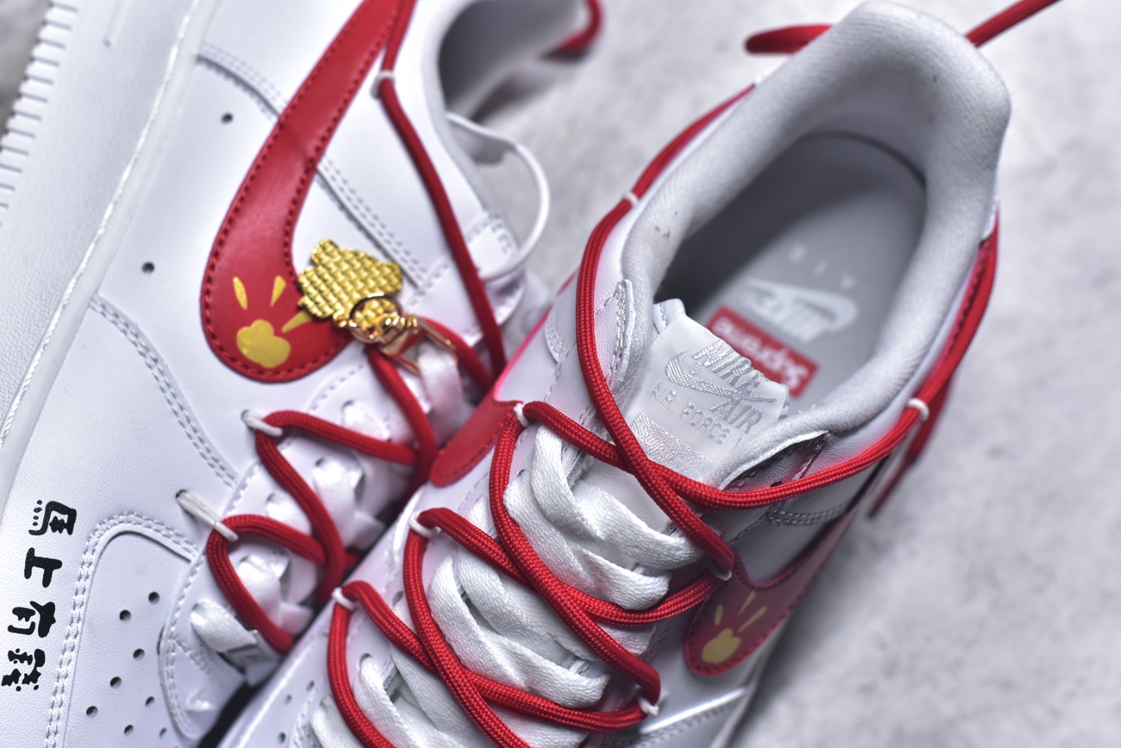 图片[9]-#“红潮突袭”✨订制空军一号板鞋 该定制版球鞋选用原鞋款为Nike Air Force 1\’07空军一号低帮，设计灵感来源于中国红配色，纯白鞋身干净利落，红色Swoosh与满印Supreme鞋带疯狂吸睛，每一处细节都在叫嚣着不被定义的潮流态度。无论是搭配工装裤打造硬核街头风，还是与西装碰撞玩转出位混搭，它都能让你在人群中瞬间脱颖而出，成为潮流版图里的亮眼焦点。别犹豫，穿上它，开启你的潮流统治时刻！ 货号：UP9225-101 尺码：36 36.5 37.5 38 38.5 39 40 40.5 41 42 42.5 43 44 44.5 45-选品中心