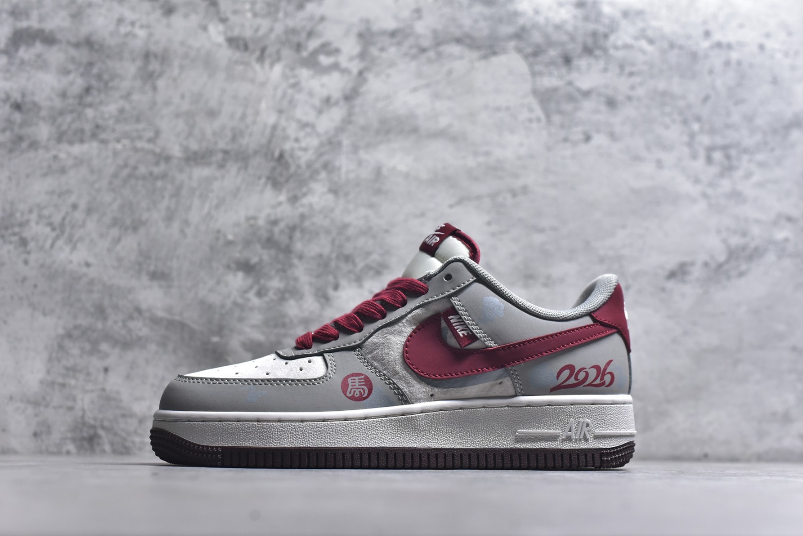 #2026马年AF1限定款炸街来袭！红灰撞色搭配浅灰磨砂皮，鞋侧2026数字和马形挂饰，再加上生肖印章细节，把马年元素玩出花。经典Air气垫脚感依旧能打，软弹缓震还能适配长时间行走，鞋型百搭不挑穿搭，不管是新年拜年还是日常出街，上脚就是人群中的焦点，限定款错过难再寻！ 货号：HT5088-621 尺码：36 36.5 37.5 38 38.5 39 40 40.5 41 42 42.5 43 44 44.5 45-选品中心