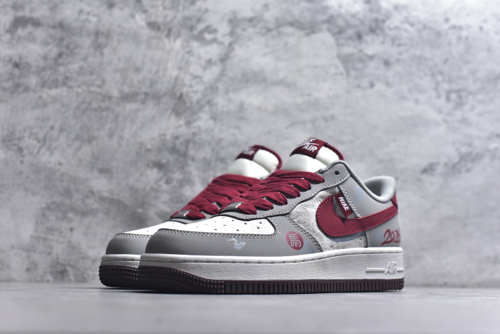 图片[2]-#2026马年AF1限定款炸街来袭！红灰撞色搭配浅灰磨砂皮，鞋侧2026数字和马形挂饰，再加上生肖印章细节，把马年元素玩出花。经典Air气垫脚感依旧能打，软弹缓震还能适配长时间行走，鞋型百搭不挑穿搭，不管是新年拜年还是日常出街，上脚就是人群中的焦点，限定款错过难再寻！ 货号：HT5088-621 尺码：36 36.5 37.5 38 38.5 39 40 40.5 41 42 42.5 43 44 44.5 45-选品中心