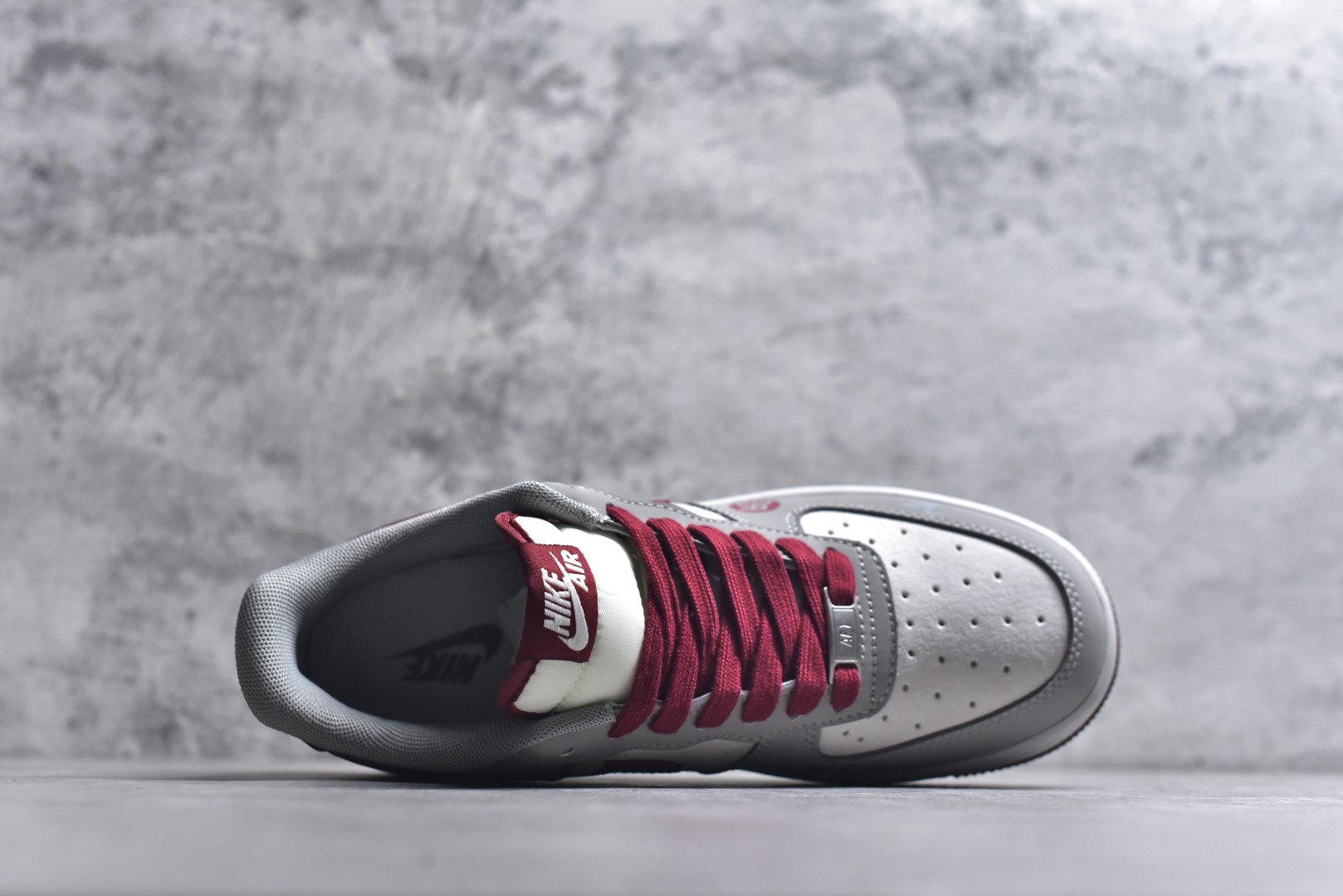 图片[4]-#2026马年AF1限定款炸街来袭！红灰撞色搭配浅灰磨砂皮，鞋侧2026数字和马形挂饰，再加上生肖印章细节，把马年元素玩出花。经典Air气垫脚感依旧能打，软弹缓震还能适配长时间行走，鞋型百搭不挑穿搭，不管是新年拜年还是日常出街，上脚就是人群中的焦点，限定款错过难再寻！ 货号：HT5088-621 尺码：36 36.5 37.5 38 38.5 39 40 40.5 41 42 42.5 43 44 44.5 45-选品中心