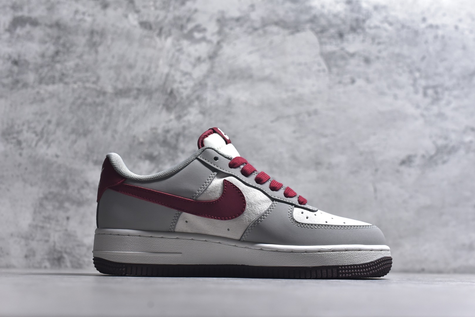 图片[3]-#2026马年AF1限定款炸街来袭！红灰撞色搭配浅灰磨砂皮，鞋侧2026数字和马形挂饰，再加上生肖印章细节，把马年元素玩出花。经典Air气垫脚感依旧能打，软弹缓震还能适配长时间行走，鞋型百搭不挑穿搭，不管是新年拜年还是日常出街，上脚就是人群中的焦点，限定款错过难再寻！ 货号：HT5088-621 尺码：36 36.5 37.5 38 38.5 39 40 40.5 41 42 42.5 43 44 44.5 45-选品中心